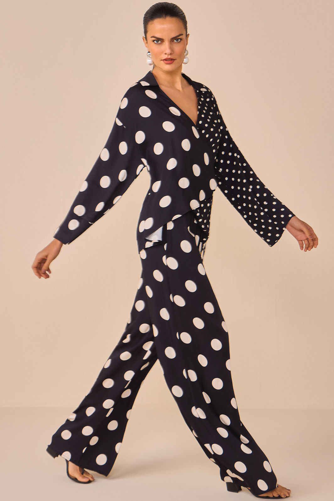 Camisa kimono em crepe acetinado com estampa digital 97210 Linzzi Camisa kimono em crepe acetinado com estampa digital 97210 Linzzi