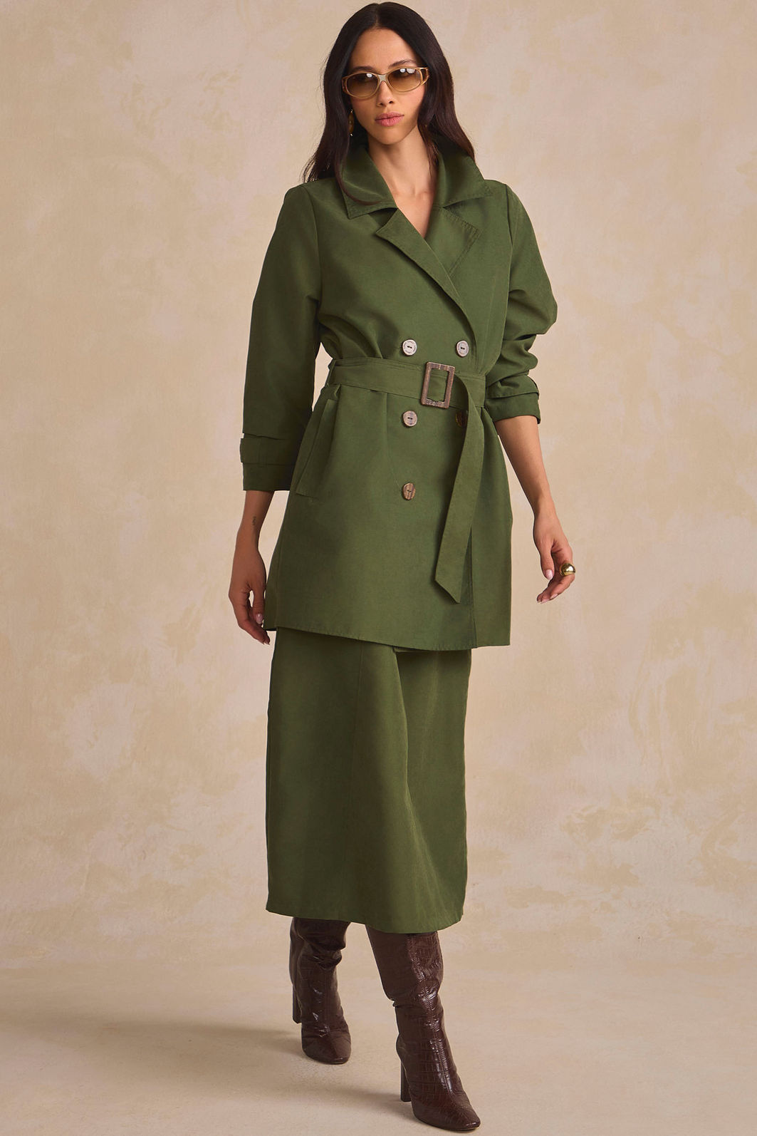 Trench coat em sarja leve com cinto 89856 Linzzi Trench coat em sarja leve com cinto 89856 Linzzi