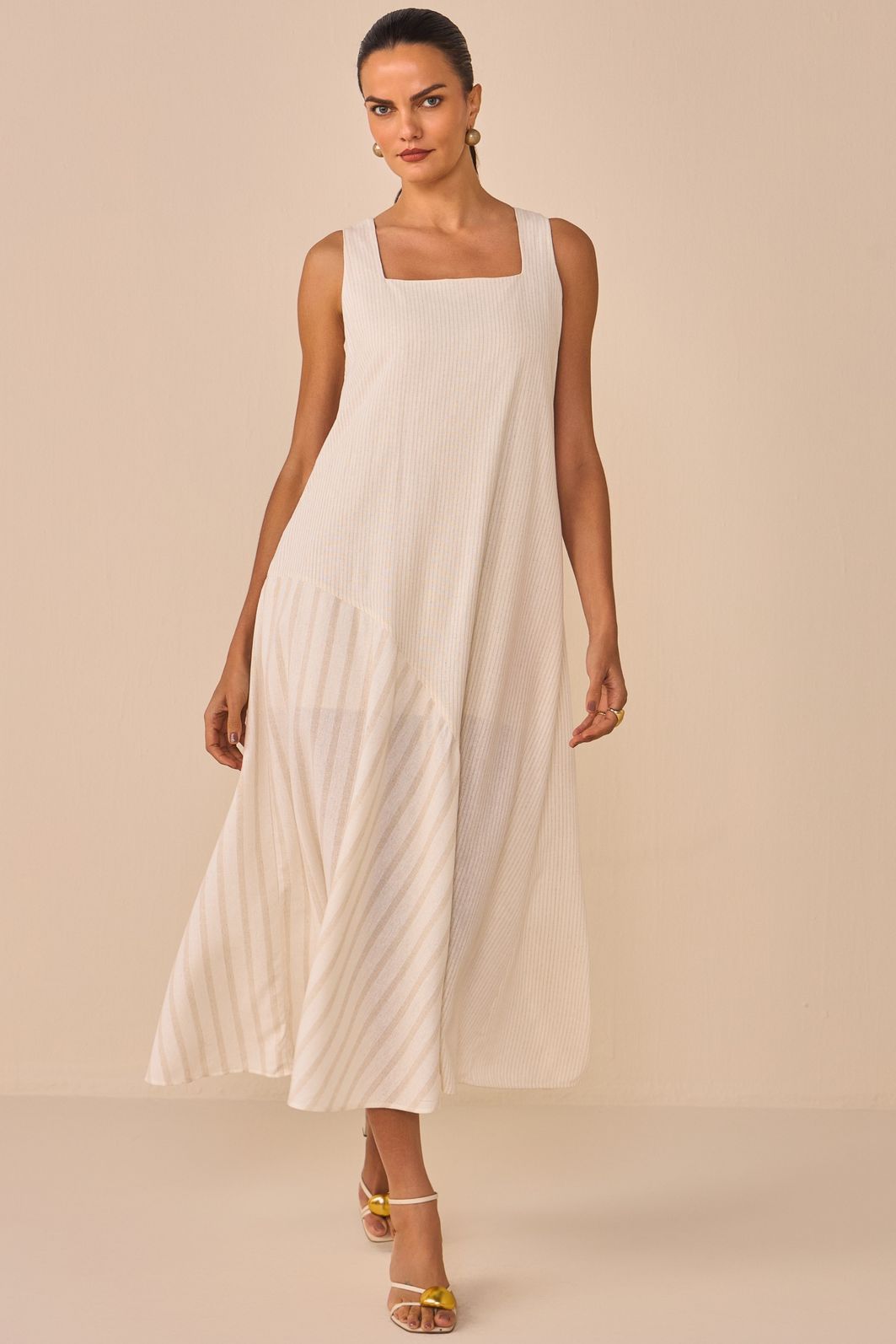 Vestido maxi midi em blend de linho listrado. Acompanha cinto 94730 Linzzi Vestido maxi midi em blend de linho listrado. Acompanha cinto 94730 Linzzi