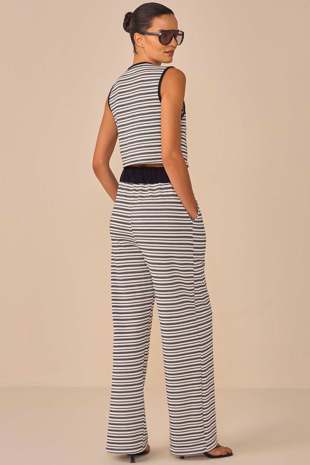 Calça reta em tricot leve listrado 94983 Linzzi Calça reta em tricot leve listrado 94983 Linzzi
