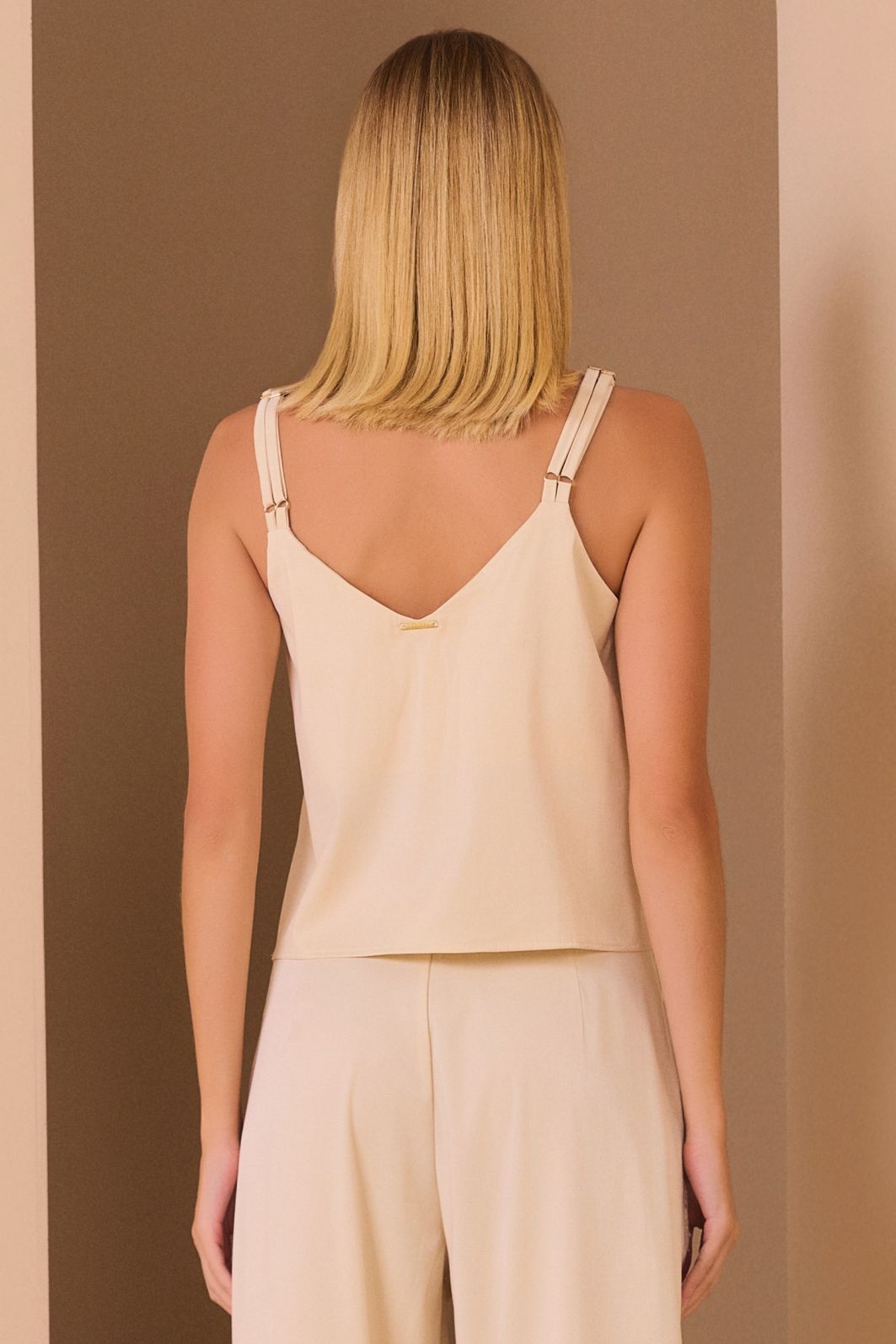 Blusa de alça em tecido premium alfaiataria de viscose rayon 98939 Linzzi Blusa de alça em tecido premium alfaiataria de viscose rayon 98939 Linzzi