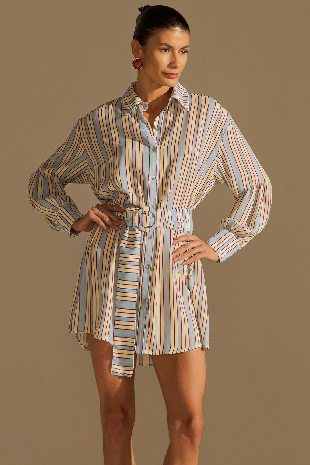 Vestido chemise em chiffon listrado. Acompanha cinto 96190 Linzzi Vestido chemise em chiffon listrado. Acompanha cinto 96190 Linzzi