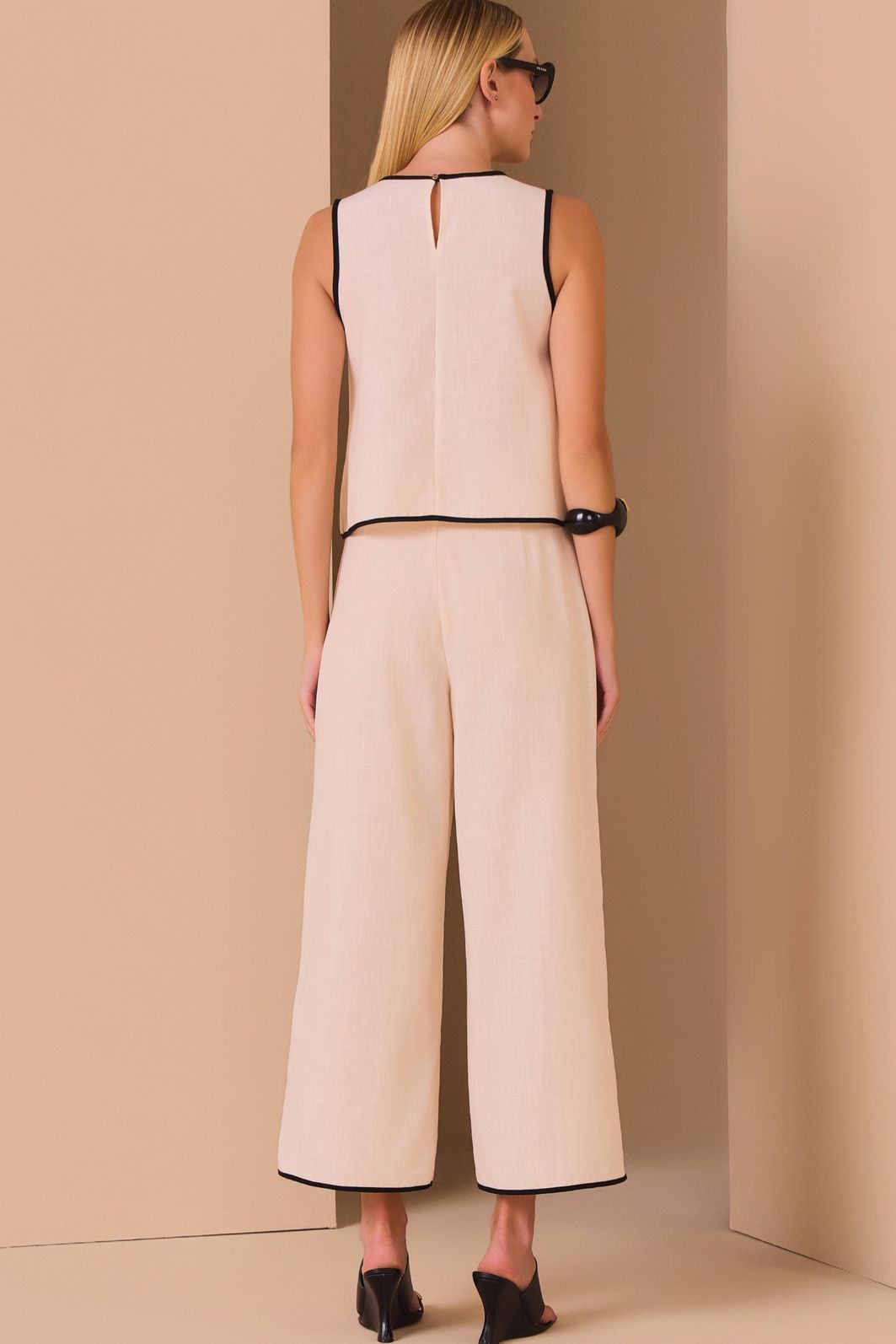 Calça maxi midi em blend de linho. Acompanha shorts forro 97641 Linzzi Calça maxi midi em blend de linho. Acompanha shorts forro 97641 Linzzi