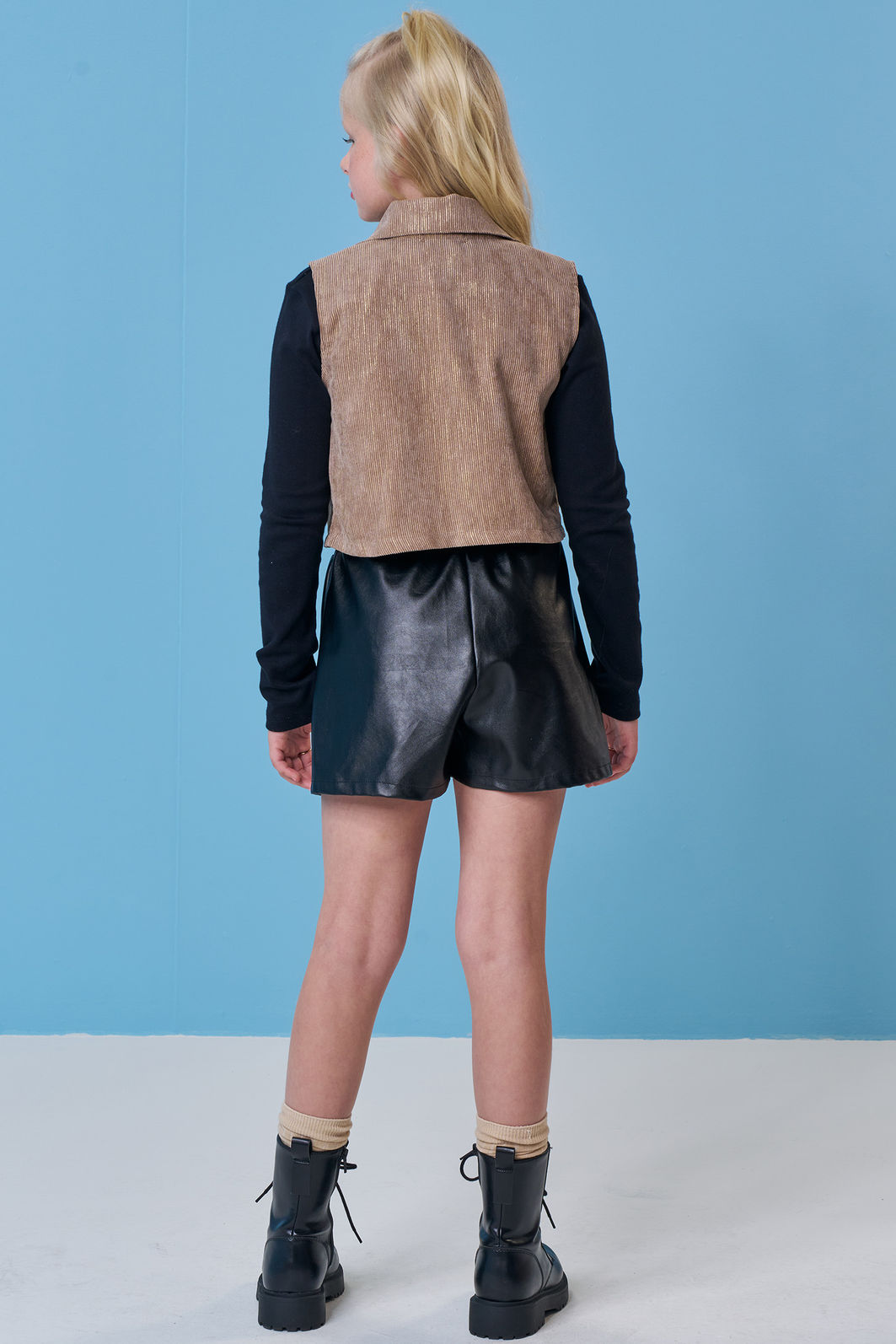 Trio de blusa boxy em ribana 1x1, shorts em couro sintético e colete em veludo cotelê gold 92014 Vic Teen Menina Trio de blusa boxy em ribana 1x1, shorts em couro sintético e colete em veludo cotelê gold 92014 Vic Teen Menina