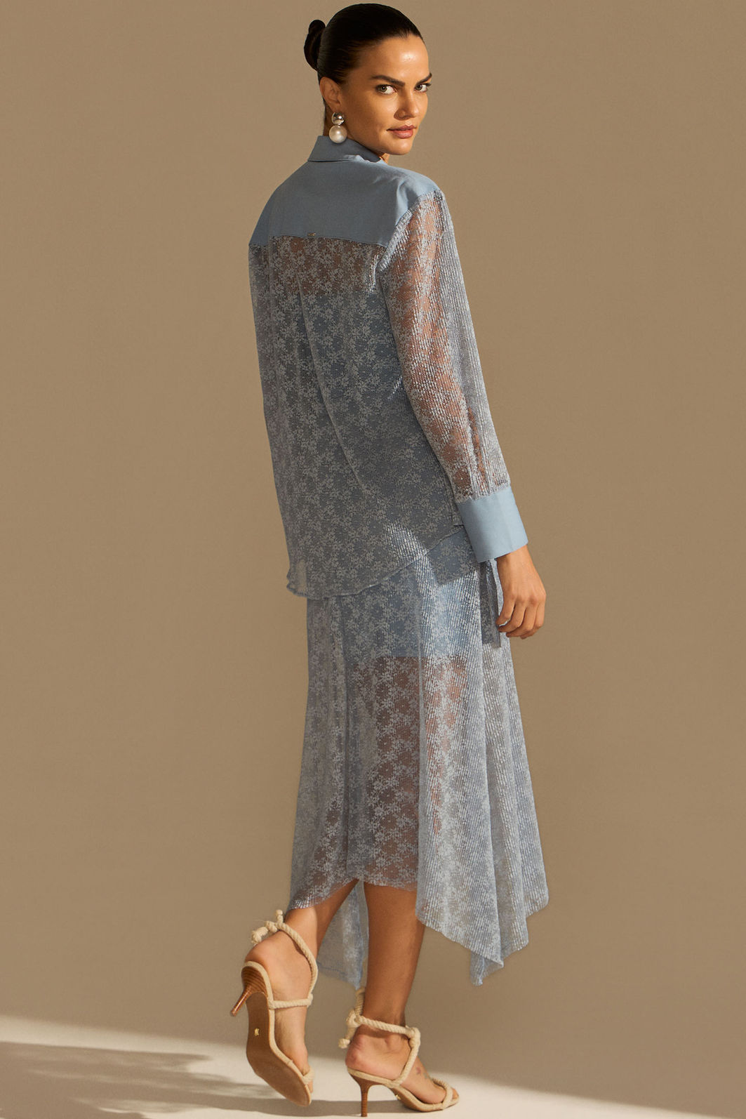 Camisa em renda plissada delicaté. Acompanha blusa de alça em malha premium 97112 Linzzi Camisa em renda plissada delicaté. Acompanha blusa de alça em malha premium 97112 Linzzi