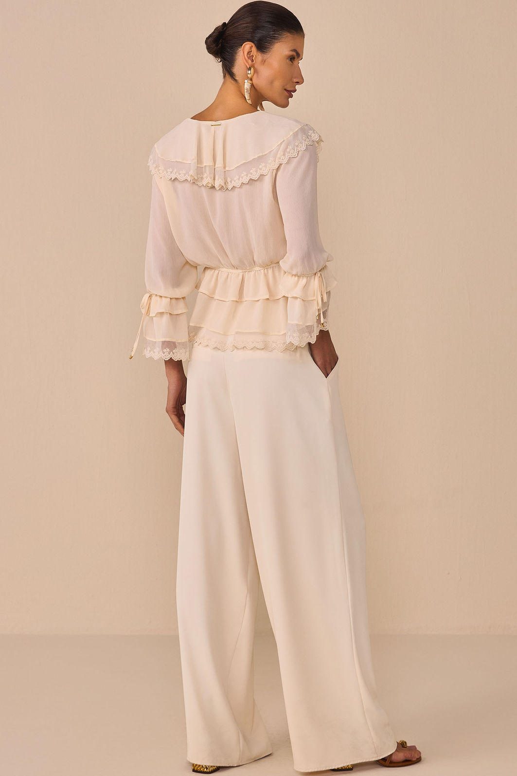 Calça wide leg em crepe premium alfaiataria. Acompanha shorts forro em malha 96765 Linzzi Calça wide leg em crepe premium alfaiataria. Acompanha shorts forro em malha 96765 Linzzi