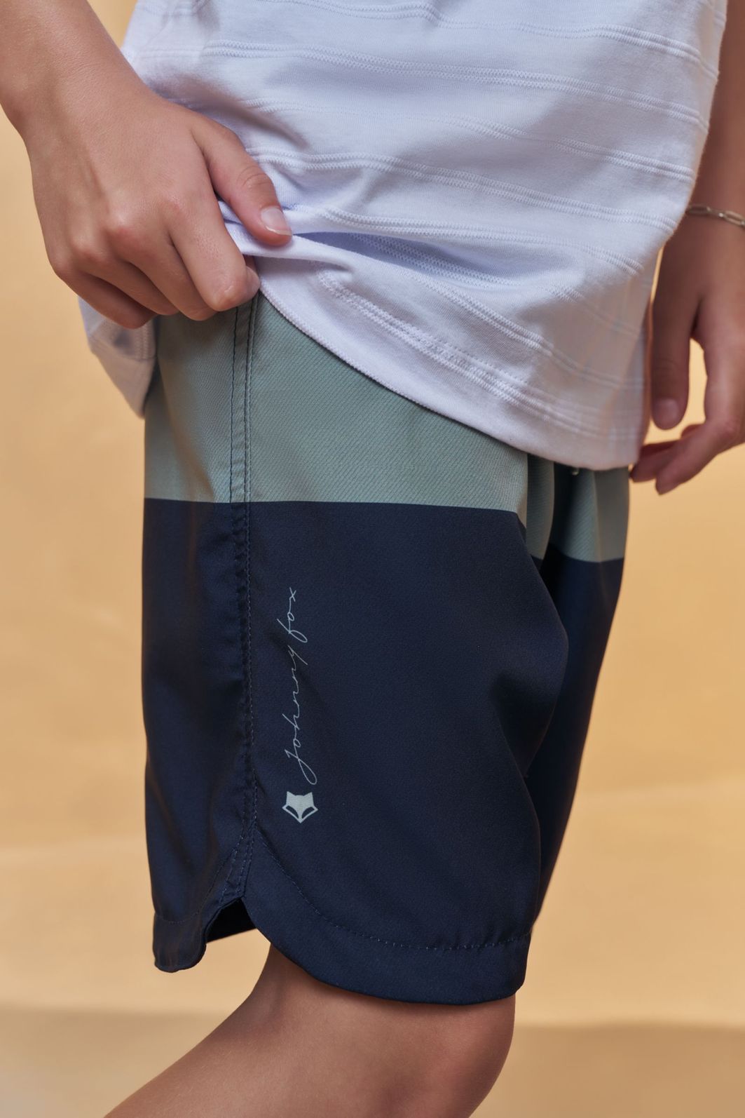 Conjunto de camiseta em malha relevo e bermuda em nylon ergonomic com elastano 96710 Johnny Fox Teen Menino Conjunto de camiseta em malha relevo e bermuda em nylon ergonomic com elastano 96710 Johnny Fox Teen Menino