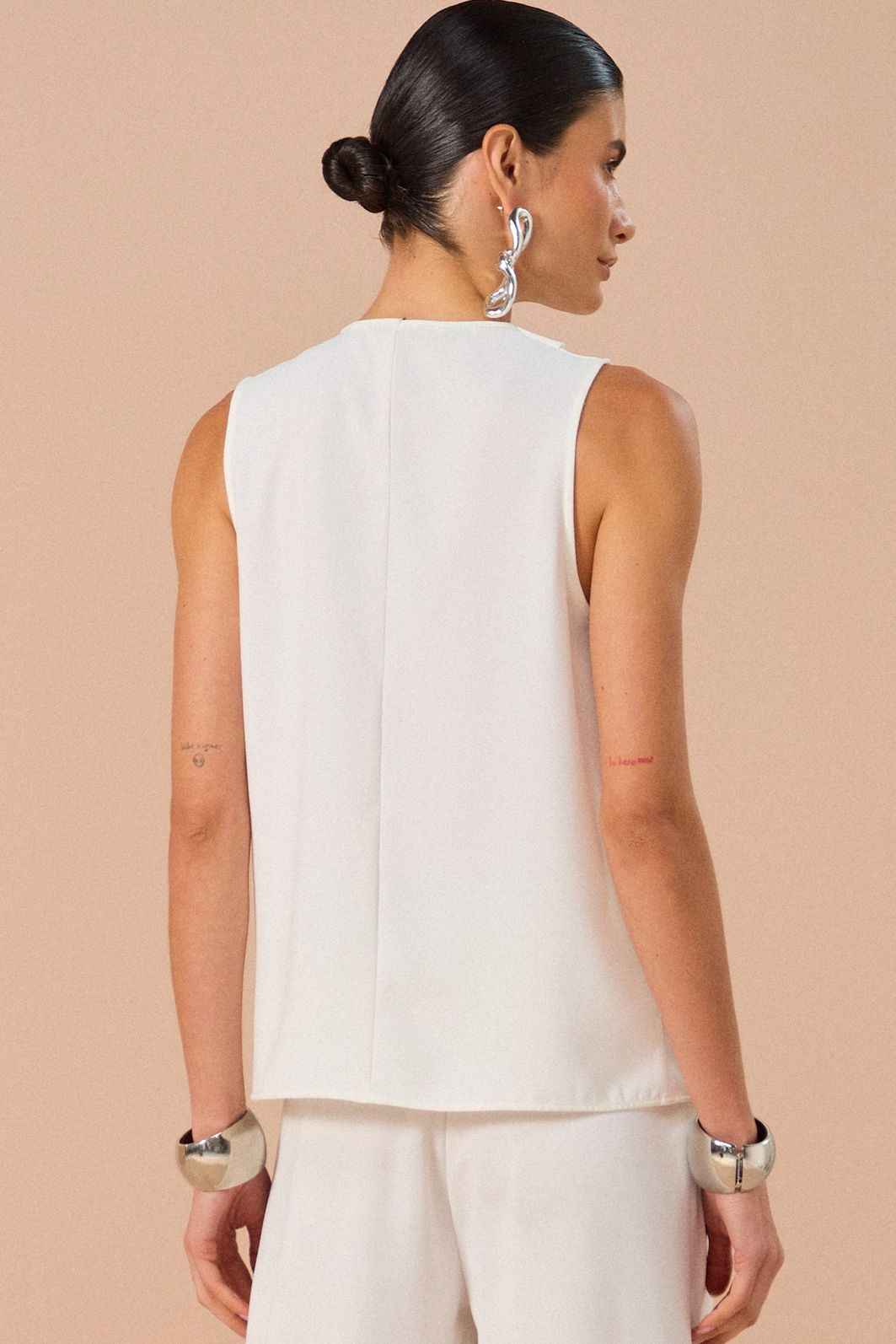Blusa degagê sem mangas em crepe 84041 Linzzi Blusa degagê sem mangas em crepe 84041 Linzzi