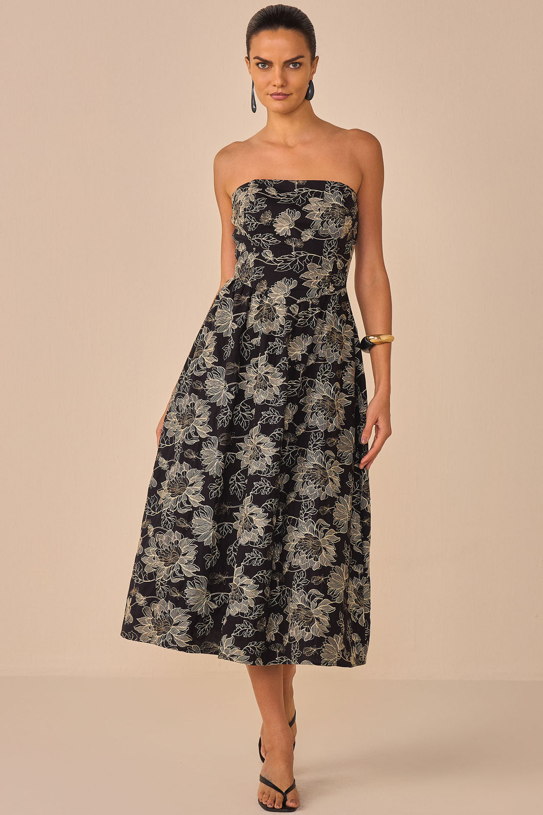 Vestido midi sem alças em tricoline bordada 97318 Linzzi Vestido midi sem alças em tricoline bordada 97318 Linzzi