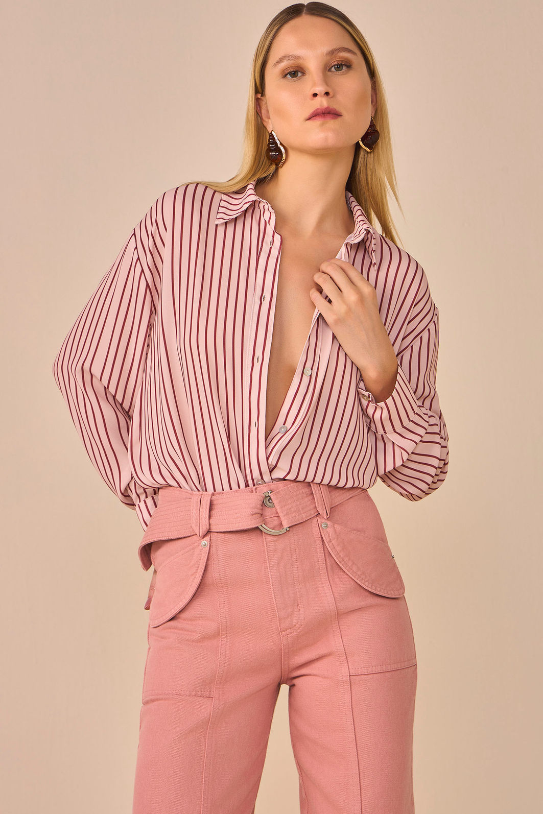 Calça slouchy em sarja. Acompanha cinto 95270 Linzzi Calça slouchy em sarja. Acompanha cinto 95270 Linzzi