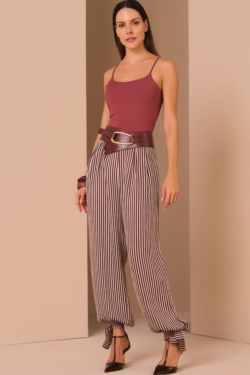 Calça oásis em tecido tencel premium listrado. Acompanha shorts forro em malha 98092 Linzzi Calça oásis em tecido tencel premium listrado. Acompanha shorts forro em malha 98092 Linzzi
