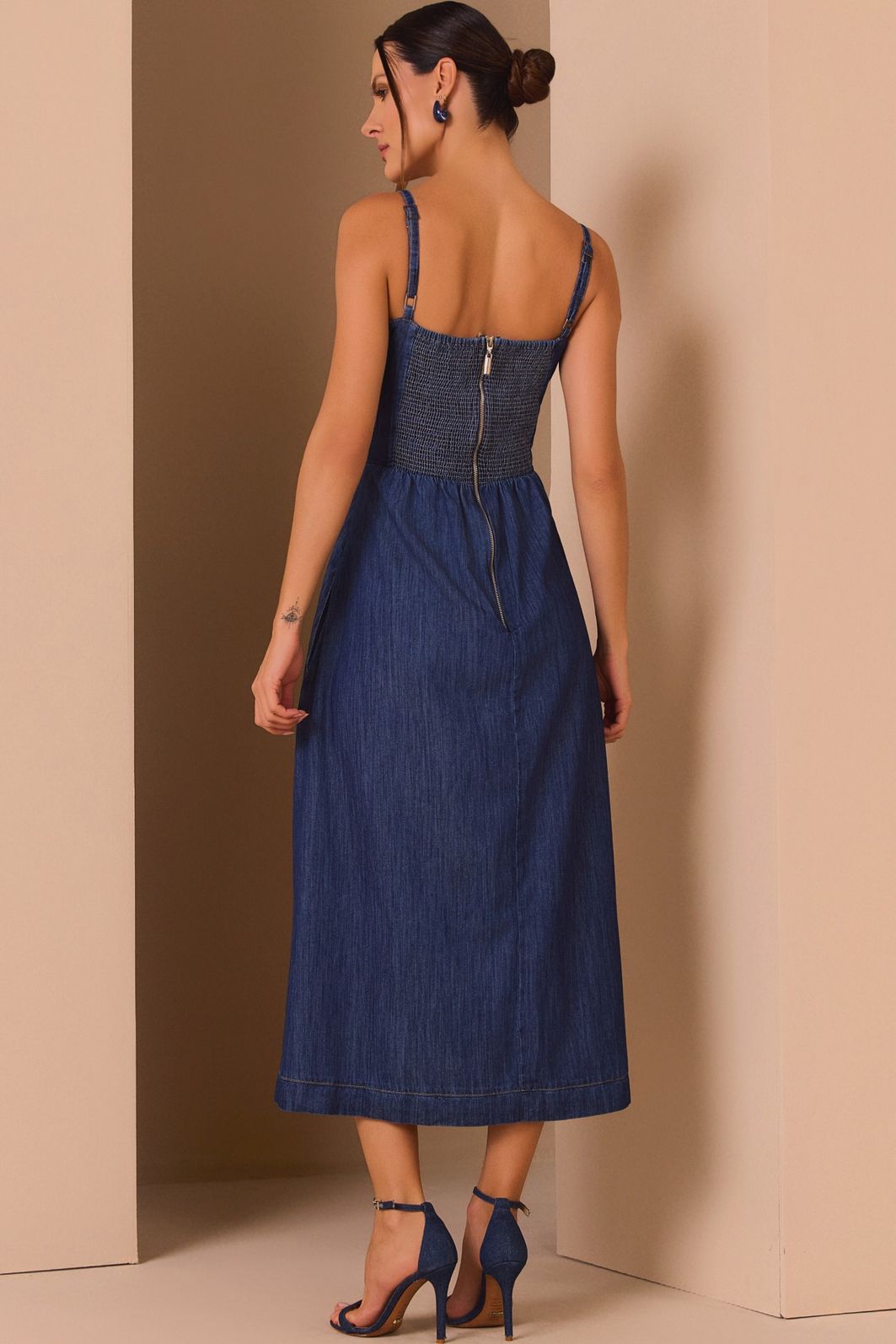 Vestido midi em jeans leve 97661 Linzzi Vestido midi em jeans leve 97661 Linzzi