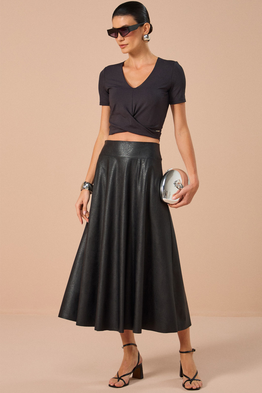 Blusa cropped com torção em malha delicate 82879 Linzzi Blusa cropped com torção em malha delicate 82879 Linzzi