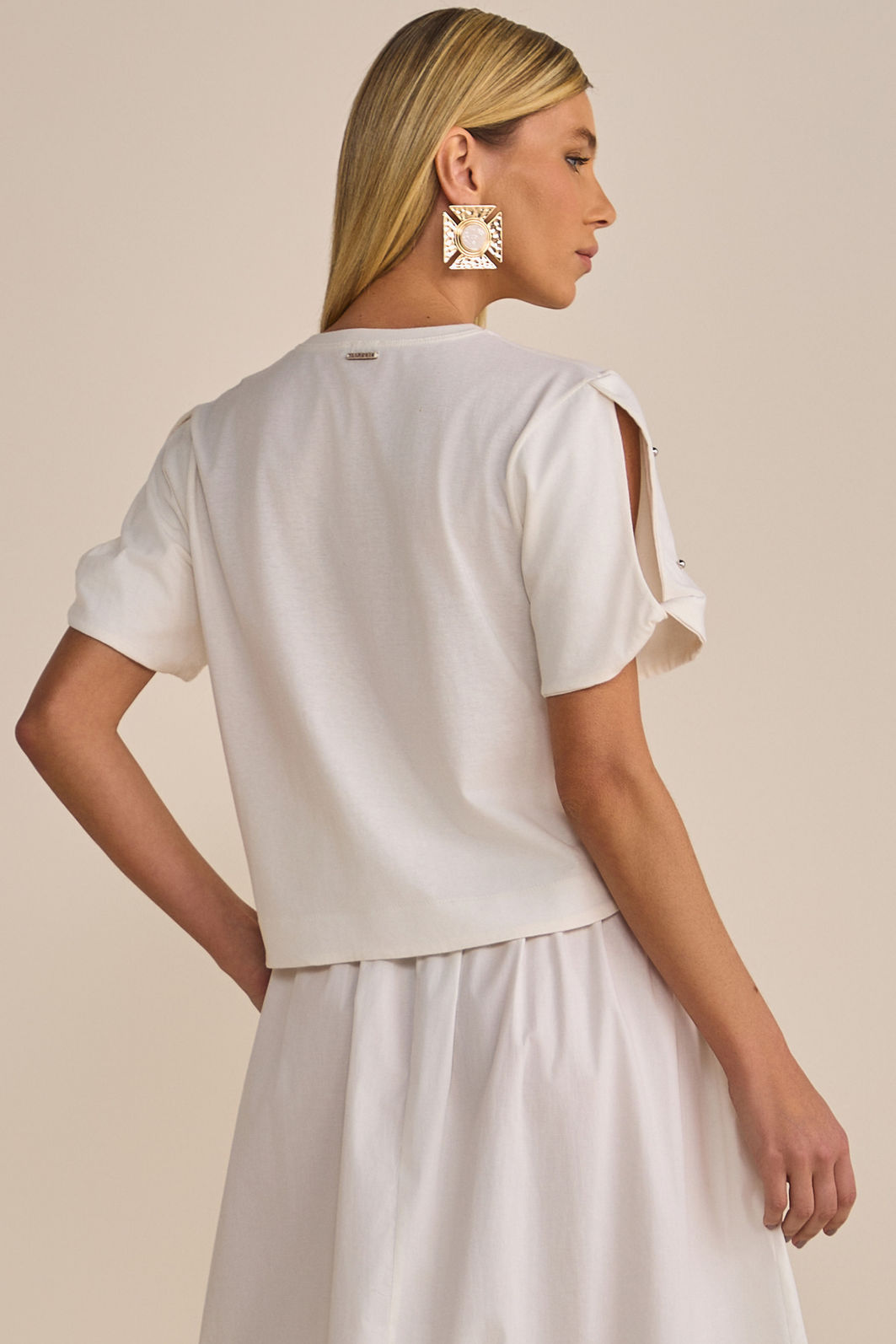 Blusa em meia malha com aplicação de pedrarias 90240 Linzzi Blusa em meia malha com aplicação de pedrarias 90240 Linzzi