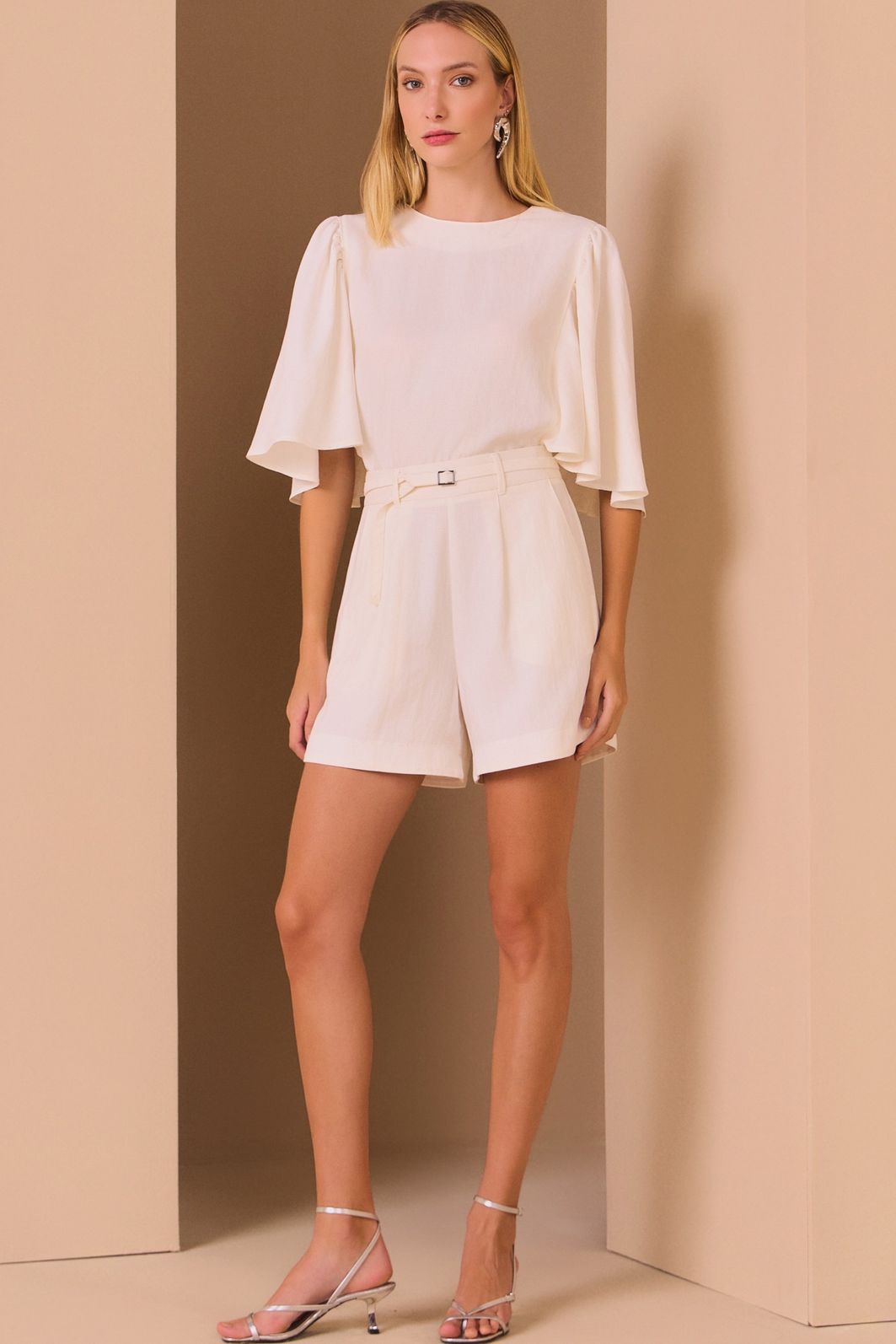 Shorts em tecido premium alfaiataria de viscose. Acompanha cinto no mesmo tecido 98101 Linzzi Shorts em tecido premium alfaiataria de viscose. Acompanha cinto no mesmo tecido 98101 Linzzi
