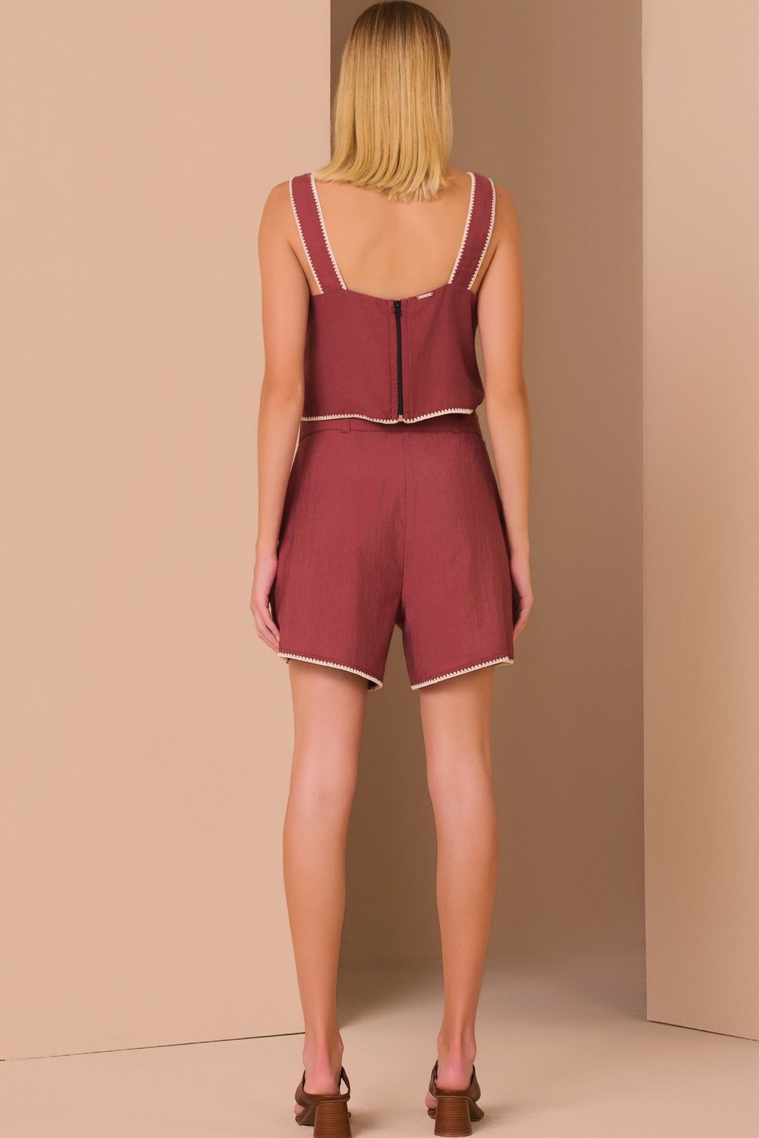Shorts em crepe de viscose rayon. Acompanha cinto no mesmo tecido 98635 Linzzi