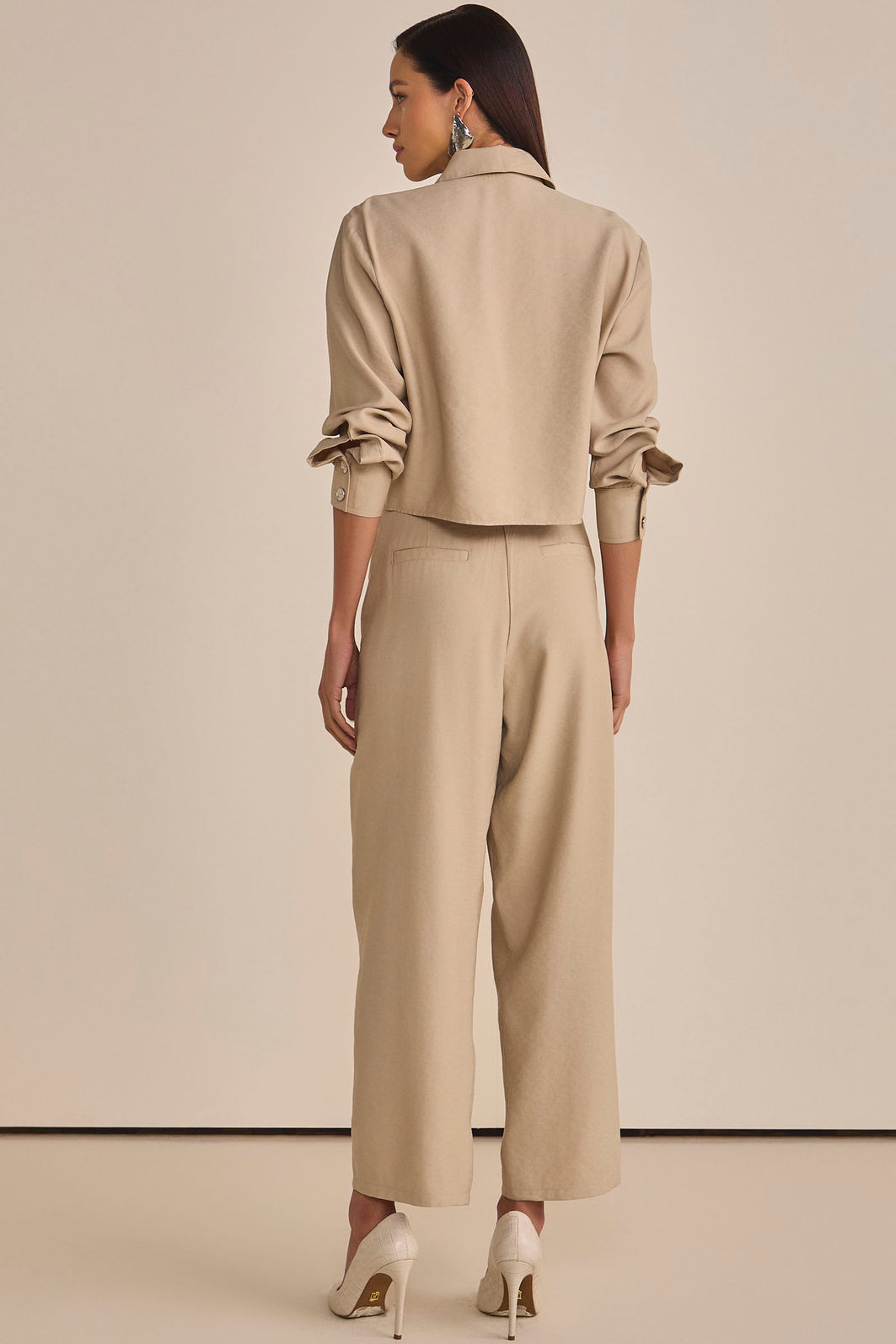 Camisa cropped em tecido estilo alfaiataria 89080 Linzzi Camisa cropped em tecido estilo alfaiataria 89080 Linzzi