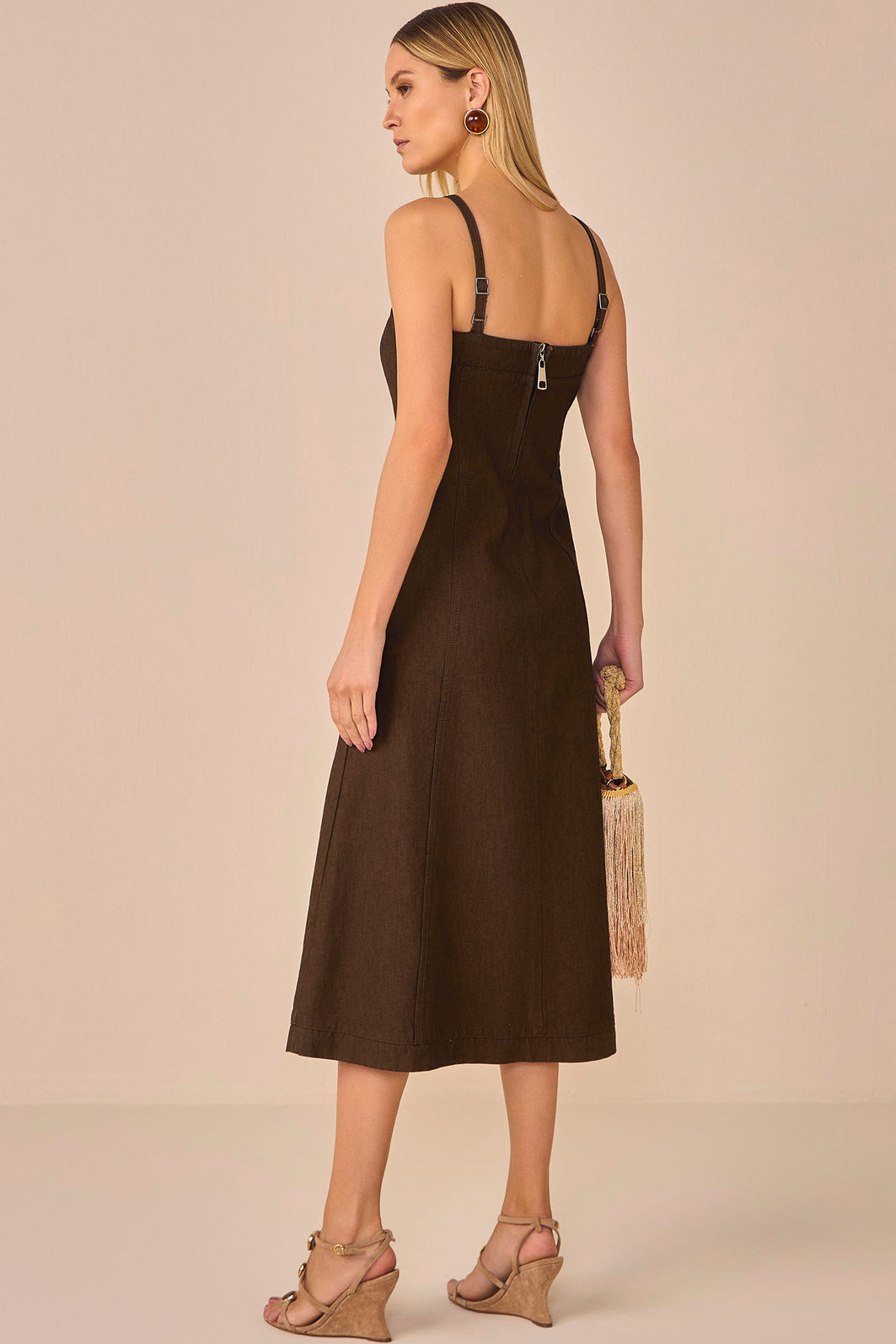 Vestido maxi midi em denim premium brown 95276 Linzzi Vestido maxi midi em denim premium brown 95276 Linzzi