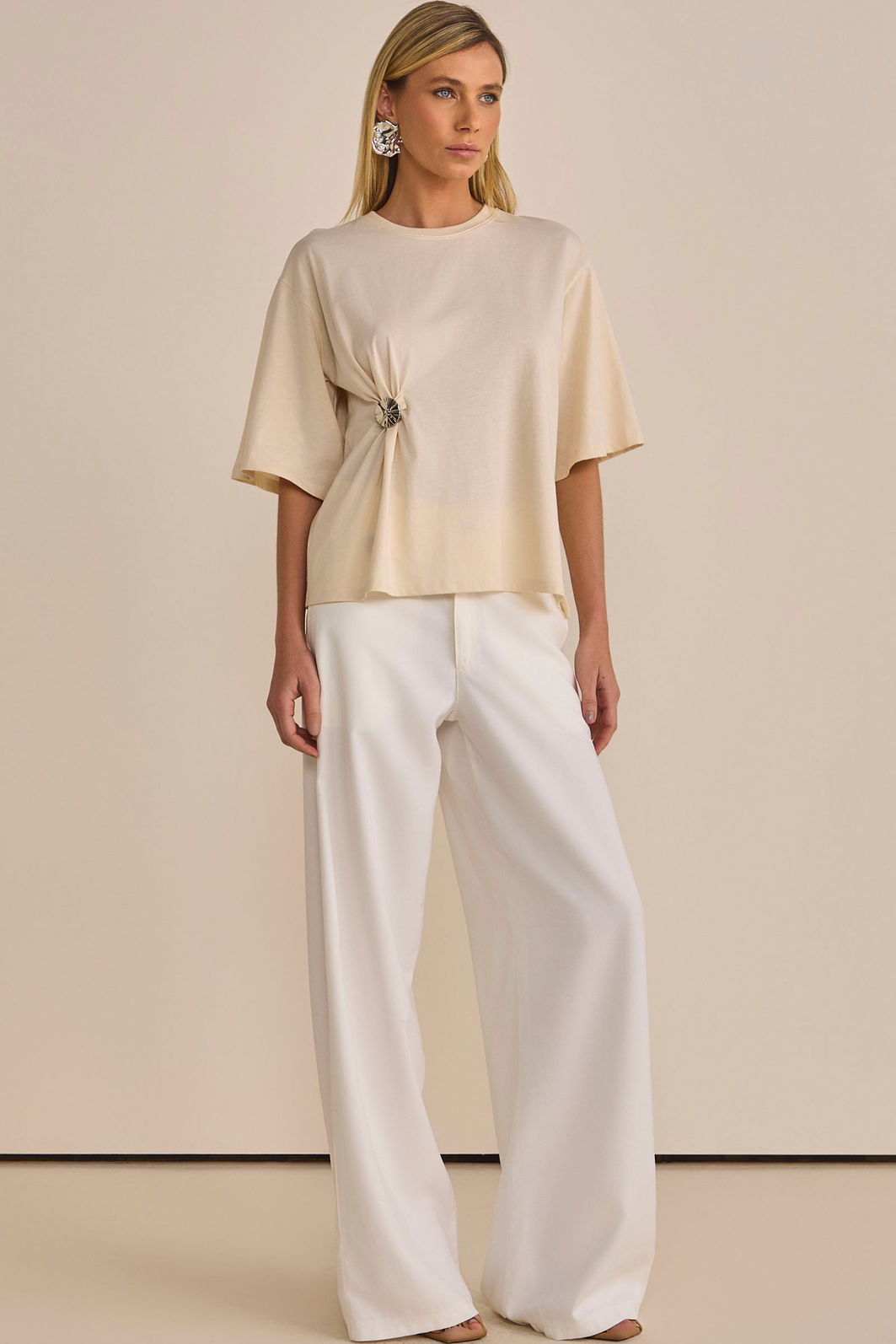 Calça wide leg em tecido estilo alfaiataria com toque de pêssego 89554 Linzzi Calça wide leg em tecido estilo alfaiataria com toque de pêssego 89554 Linzzi