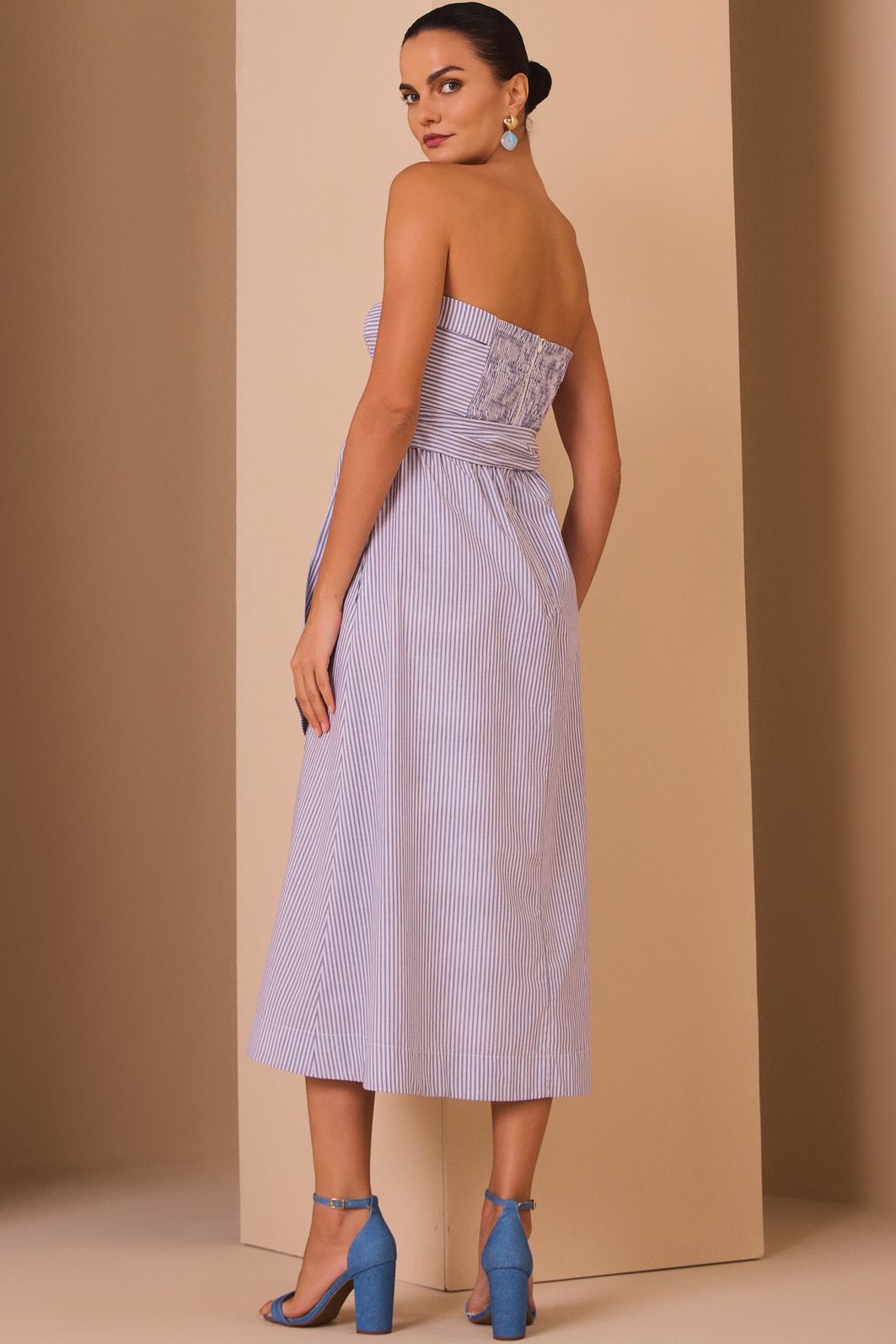 Vestido sem alças maxi midi em tricoline de algodão premium listrado. Acompanha cinto no mesmo tecido 98328 Linzzi Vestido sem alças maxi midi em tricoline de algodão premium listrado. Acompanha cinto no mesmo tecido 98328 Linzzi