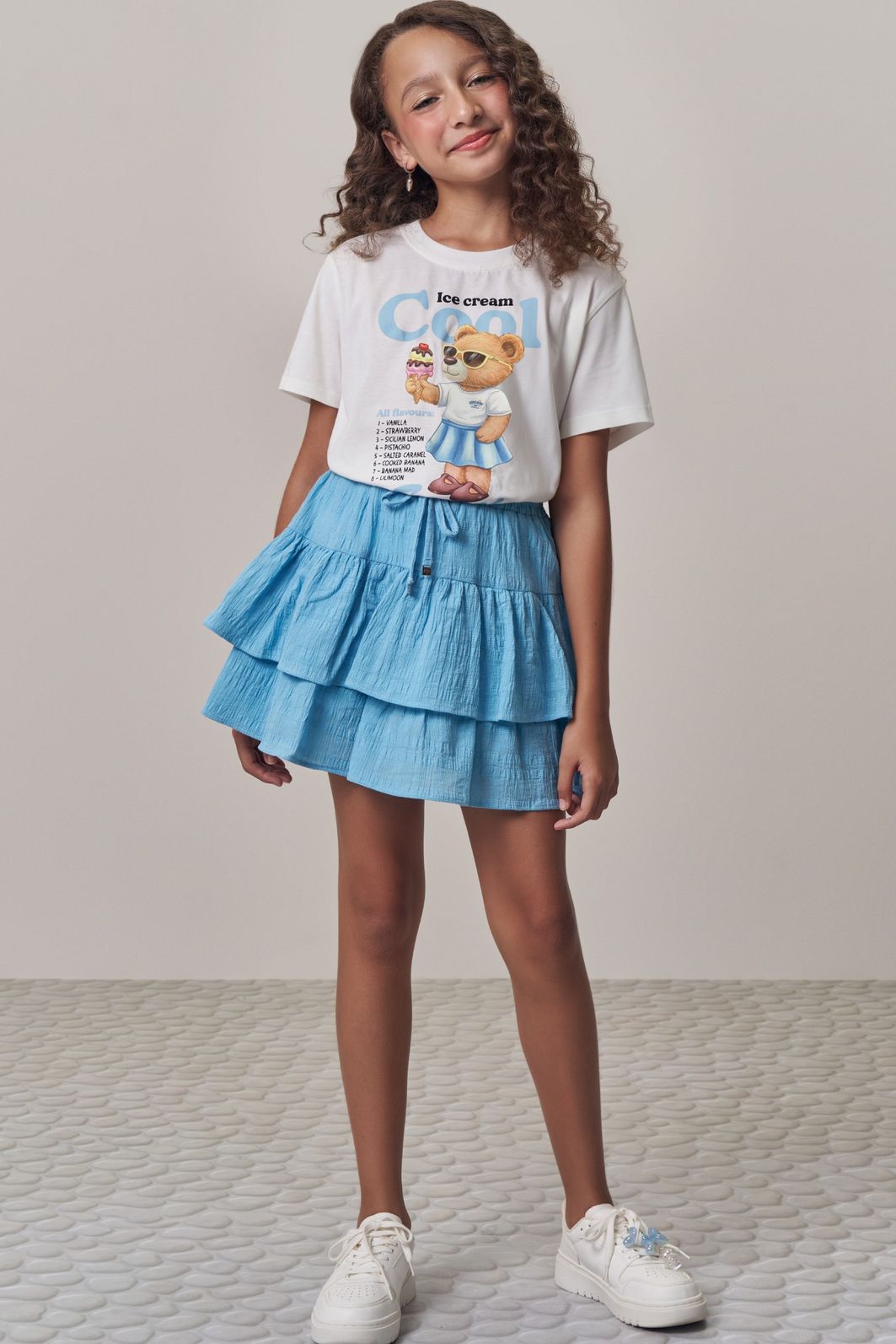 Conjunto de camiseta comfy em meia malha e saia em tecido plano aimee com shorts embutido 98585 Lilimoon Teen Menina