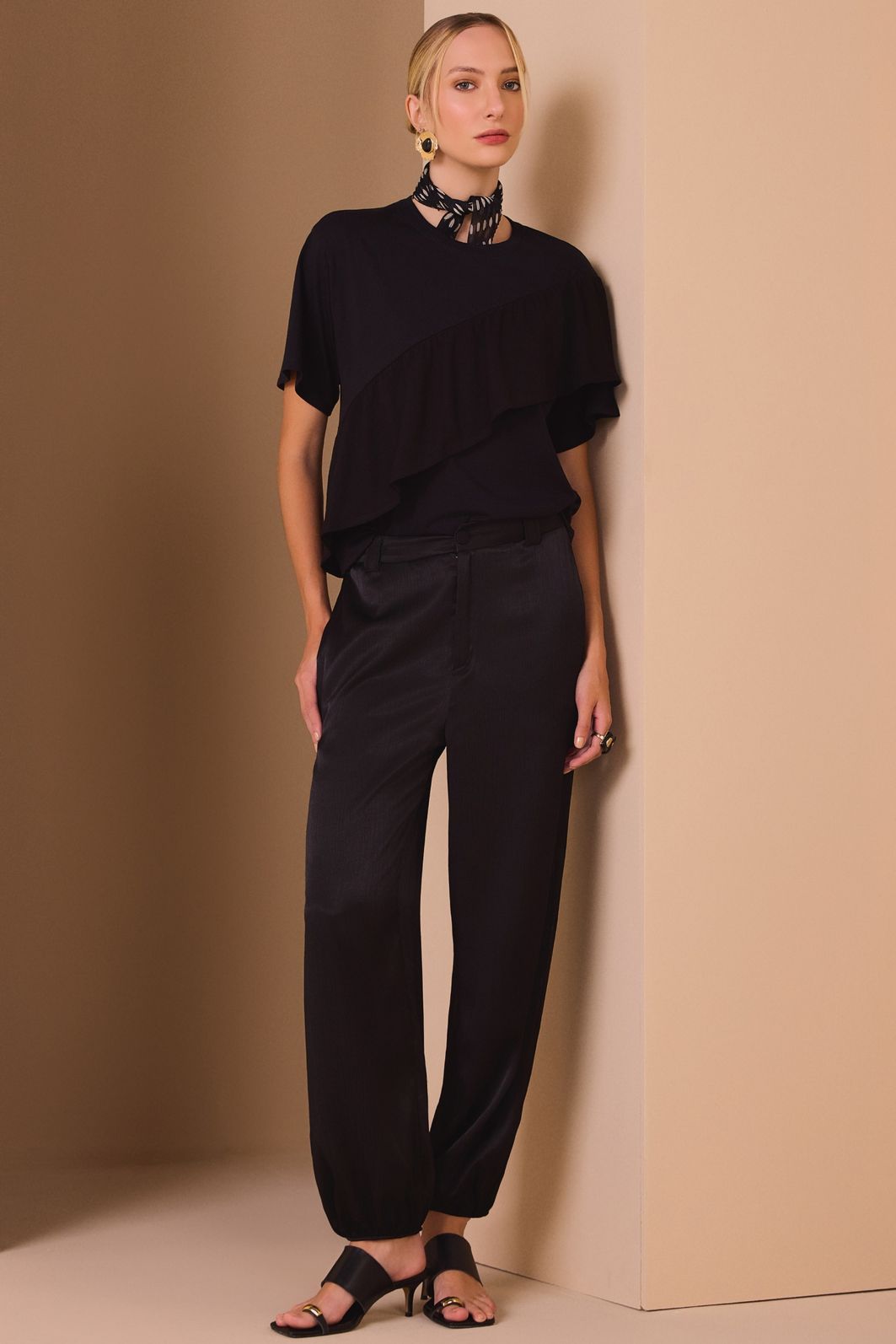Calça oásis em crepe acetinado de viscose texturizado 99043 Linzzi Calça oásis em crepe acetinado de viscose texturizado 99043 Linzzi