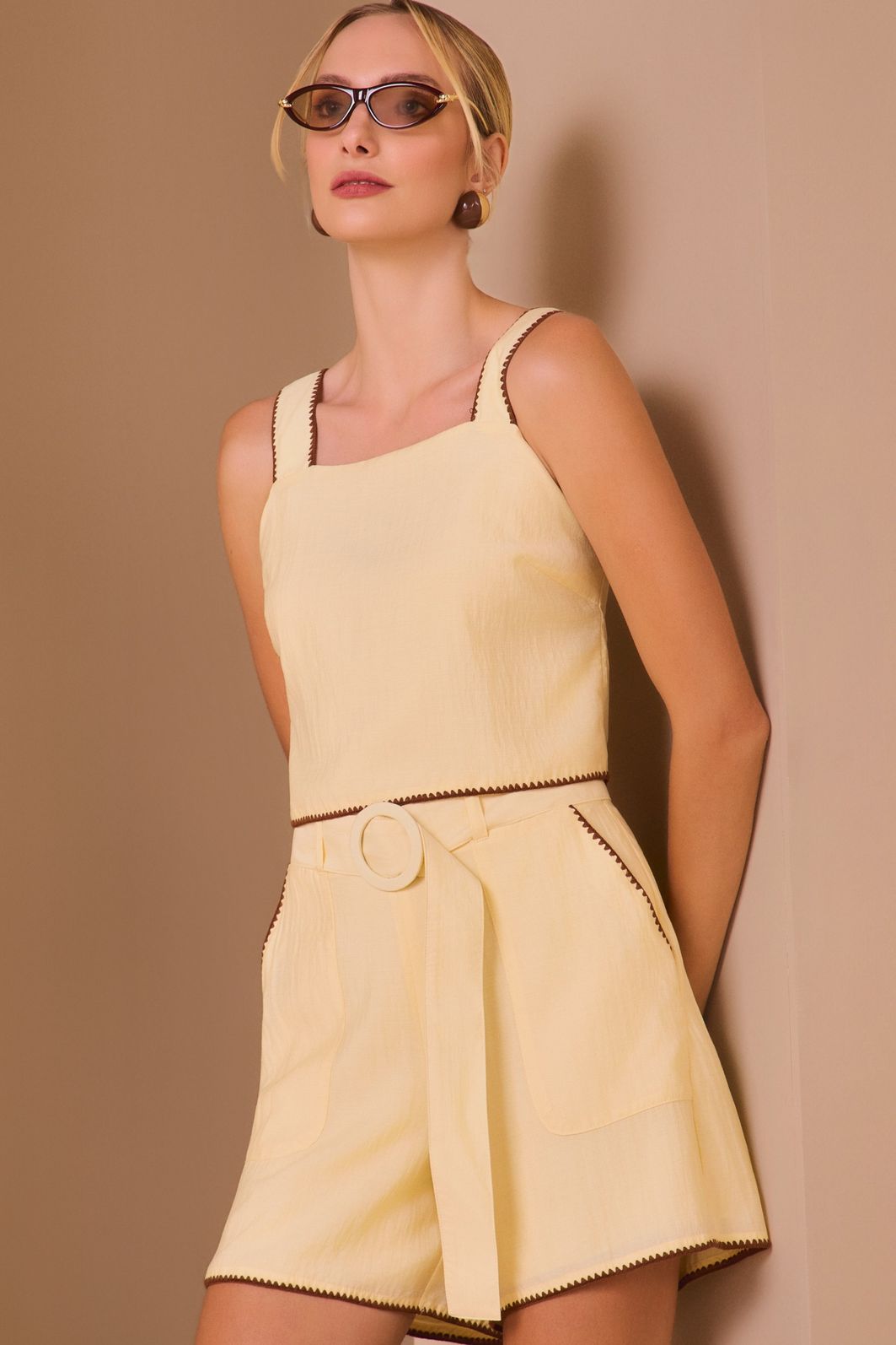 Shorts em crepe de viscose rayon. Acompanha cinto no mesmo tecido 98635 Linzzi