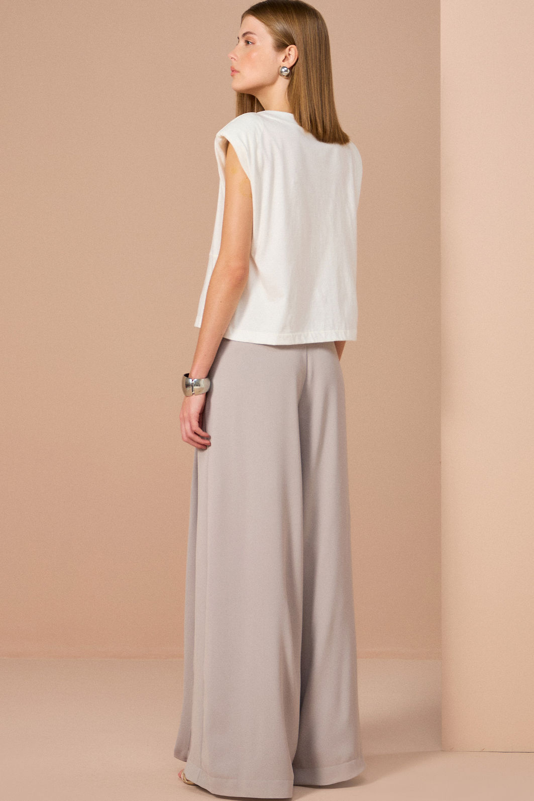 Calça pantalona em crepe estilo alfaiataria. Acompanha shorts forro 84044 Linzzi
