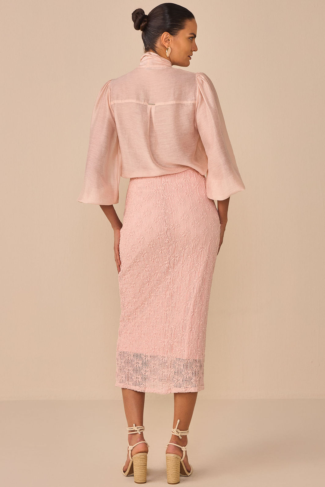 Saia maxi midi em malha delicaté rendada 97322 Linzzi Saia maxi midi em malha delicaté rendada 97322 Linzzi
