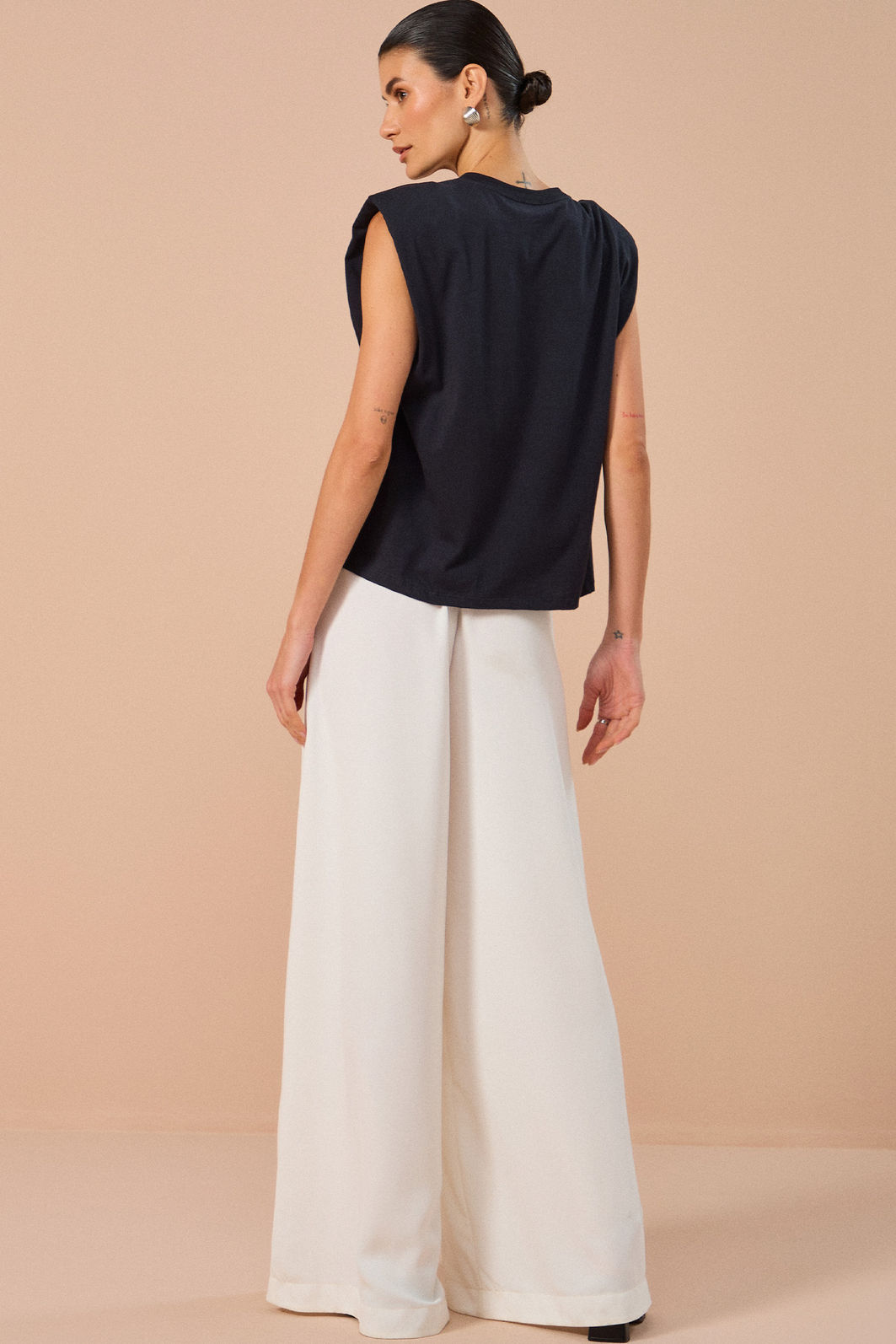 Calça pantalona em crepe estilo alfaiataria. Acompanha shorts forro 84044 Linzzi