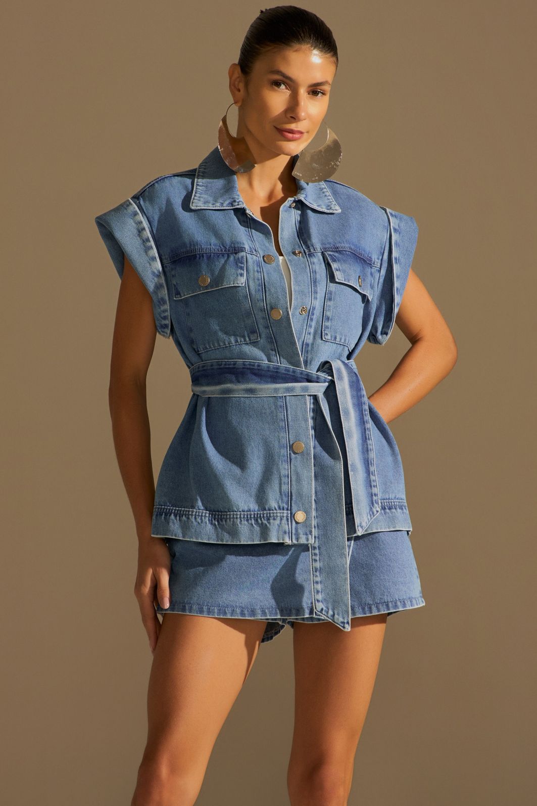 Short-saia em denim com leve aplicação de foil prata 94440 Linzzi Short-saia em denim com leve aplicação de foil prata 94440 Linzzi