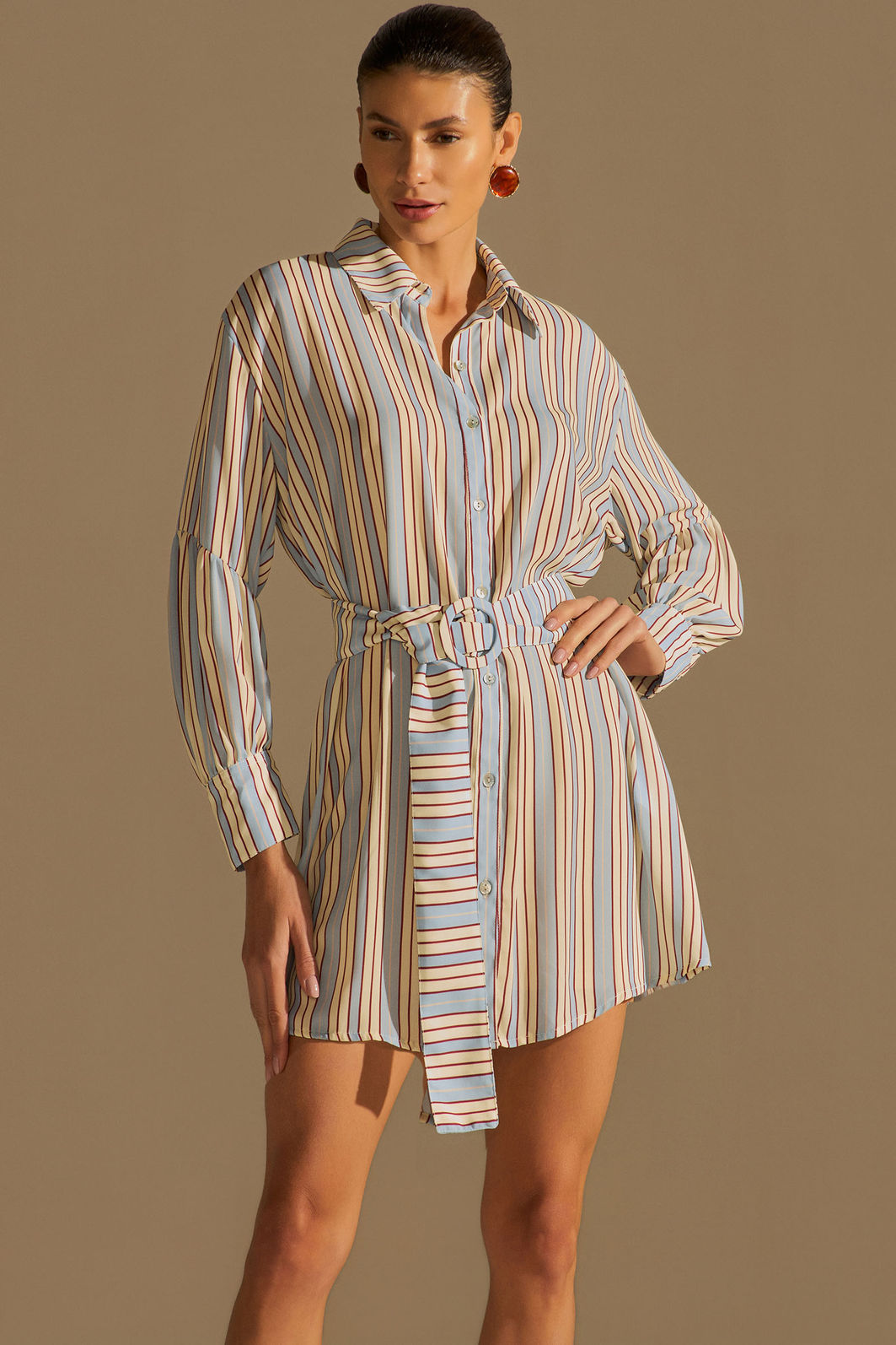 Vestido chemise em chiffon listrado. Acompanha cinto 96190 Linzzi Vestido chemise em chiffon listrado. Acompanha cinto 96190 Linzzi