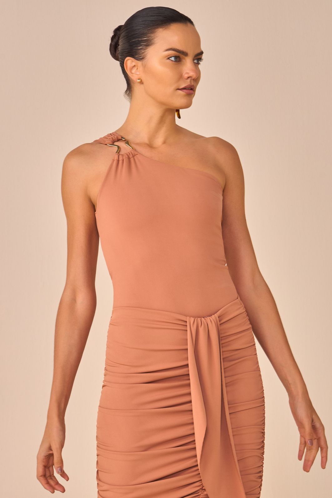 Blusa assimétrica em malha poliamida delicaté 94737 Linzzi Blusa assimétrica em malha poliamida delicaté 94737 Linzzi
