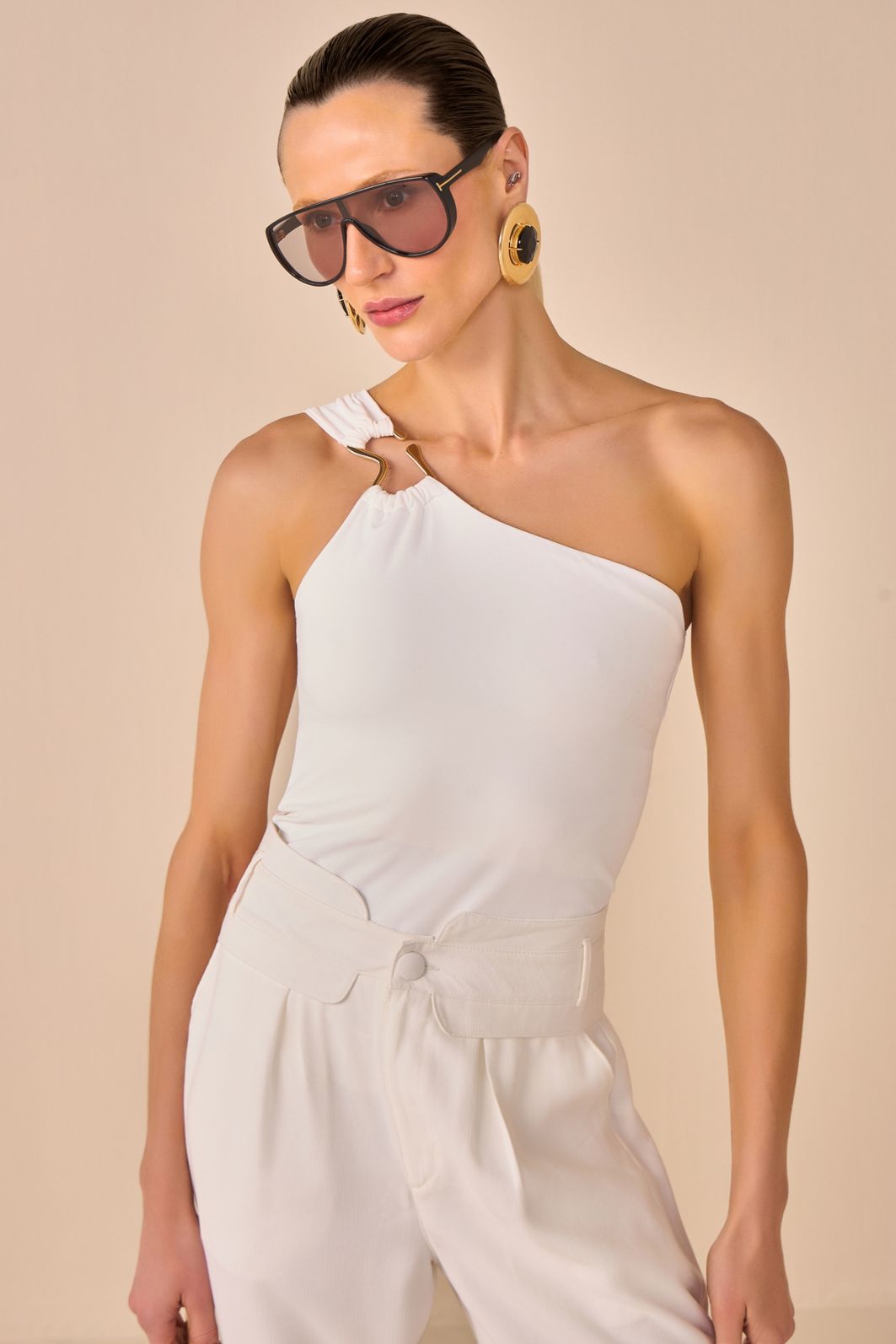 Blusa assimétrica em malha poliamida delicaté 94737 Linzzi Blusa assimétrica em malha poliamida delicaté 94737 Linzzi
