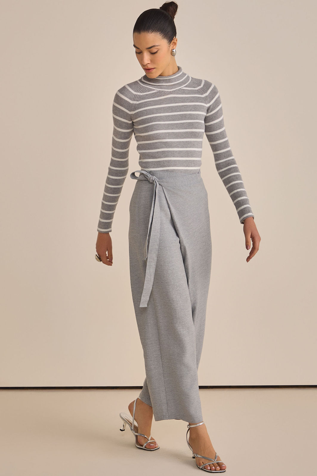 Calça assimétrica em tecido estilo alfaiataria 89081 Linzzi Calça assimétrica em tecido estilo alfaiataria 89081 Linzzi