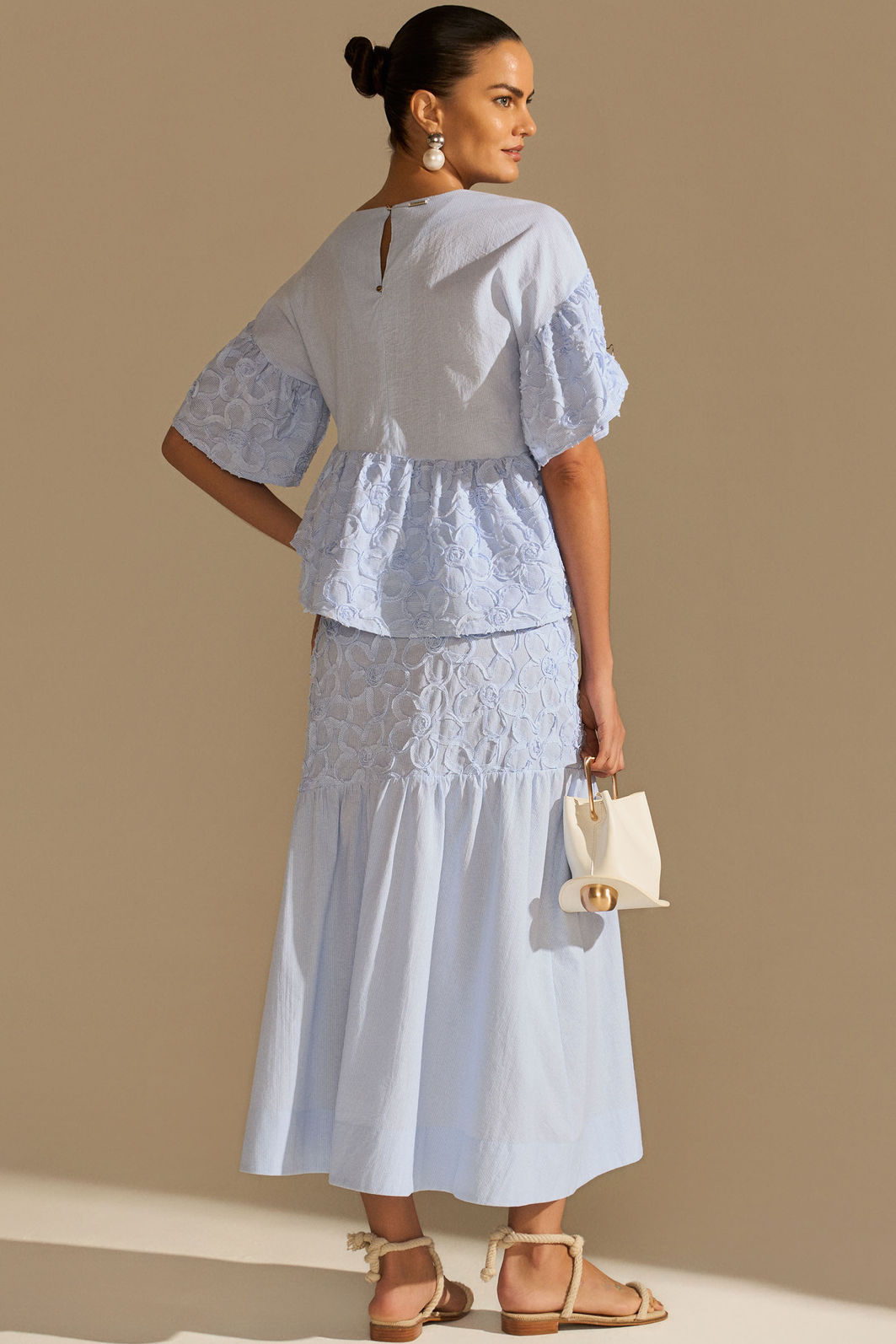 Saia midi em tricoline premium bordada 97313 Linzzi Saia midi em tricoline premium bordada 97313 Linzzi