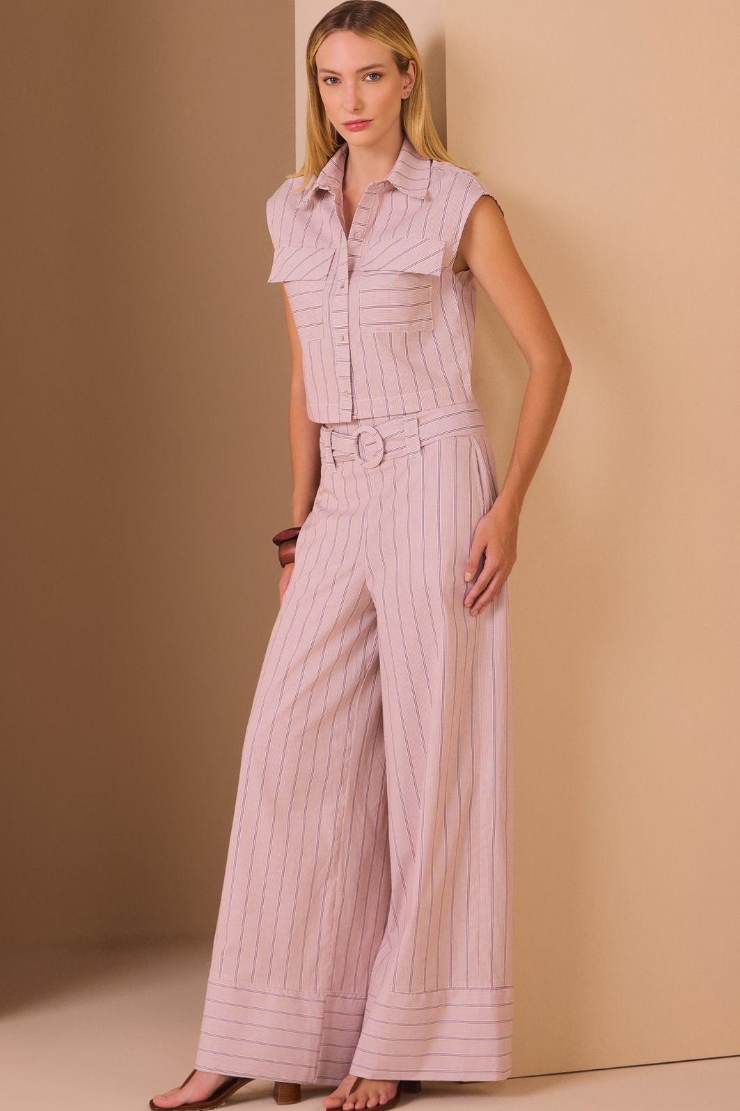 Calça pantalona em tricoline listrada de algodão premium. Acompanha cinto no mesmo tecido 98095 Linzzi Calça pantalona em tricoline listrada de algodão premium. Acompanha cinto no mesmo tecido 98095 Linzzi