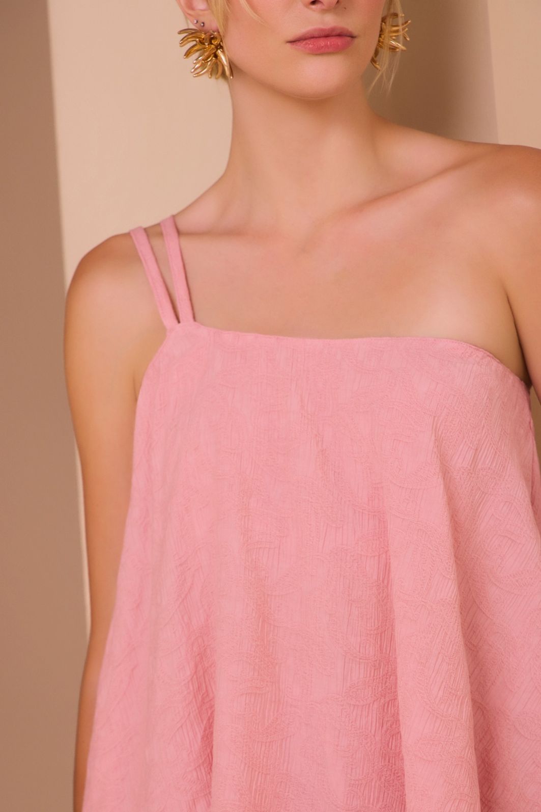 Blusa de alça assimétrica em tecido jacquard de viscose premium 97894 Linzzi Blusa de alça assimétrica em tecido jacquard de viscose premium 97894 Linzzi