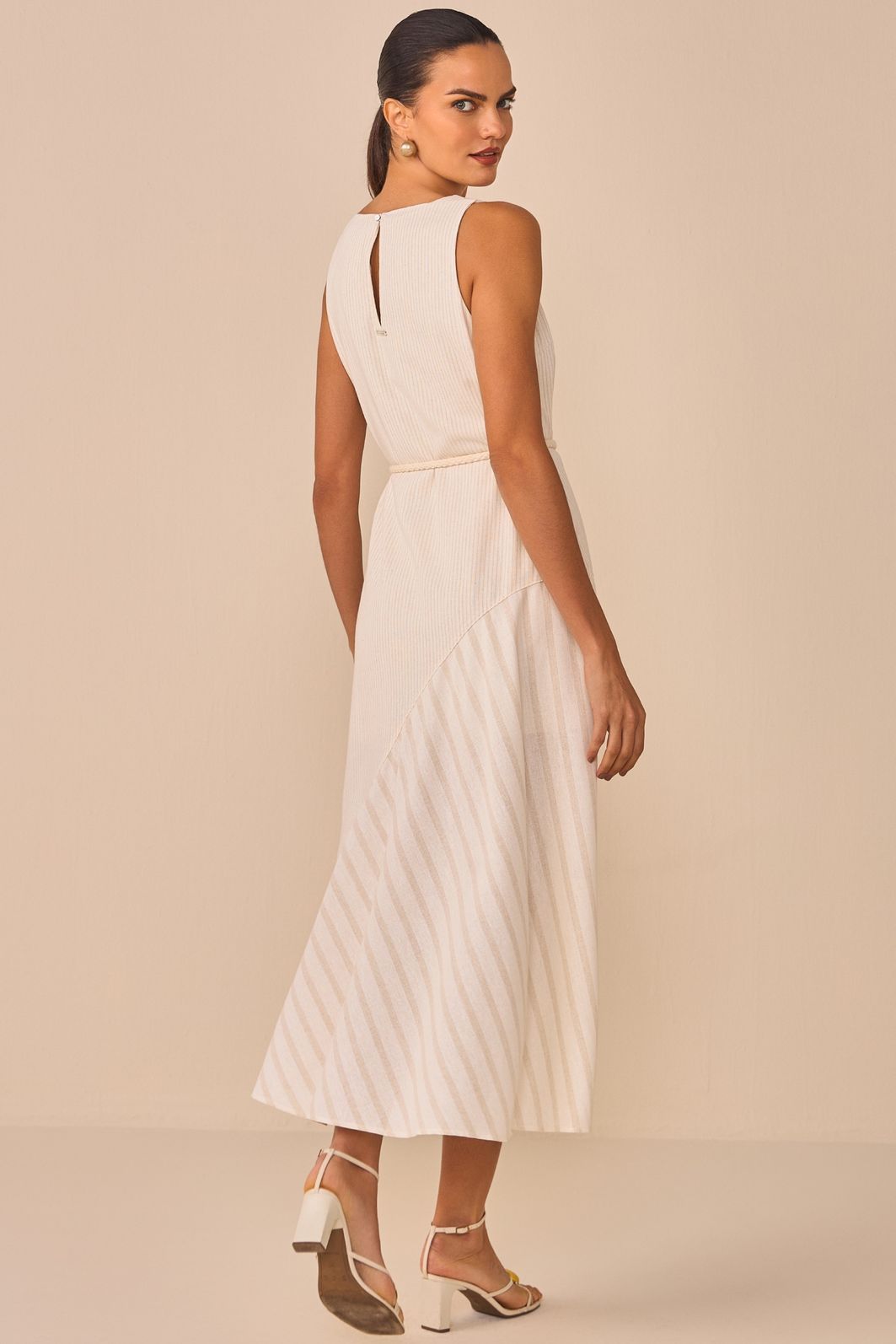 Vestido maxi midi em blend de linho listrado. Acompanha cinto 94730 Linzzi Vestido maxi midi em blend de linho listrado. Acompanha cinto 94730 Linzzi