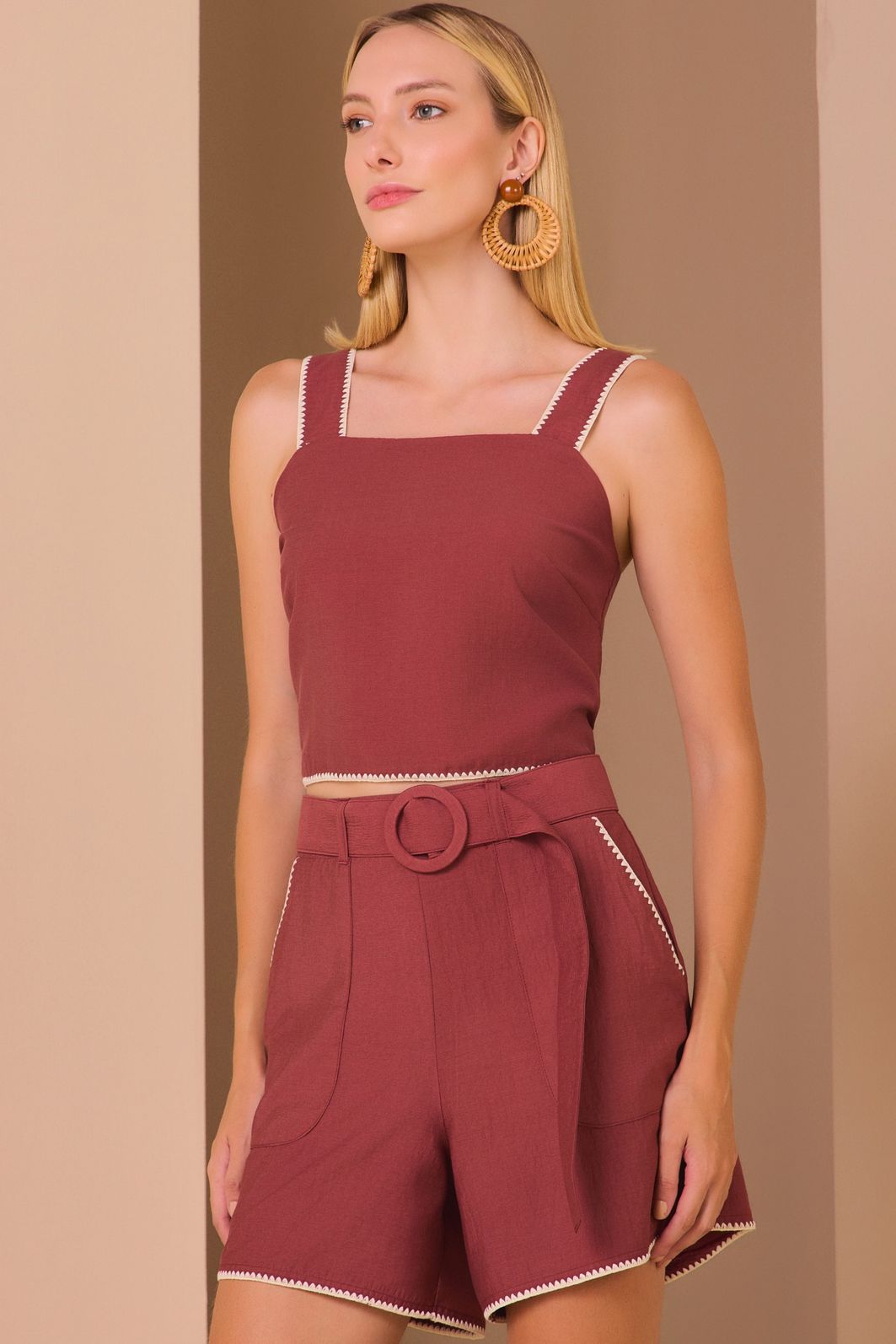 Shorts em crepe de viscose rayon. Acompanha cinto no mesmo tecido 98635 Linzzi