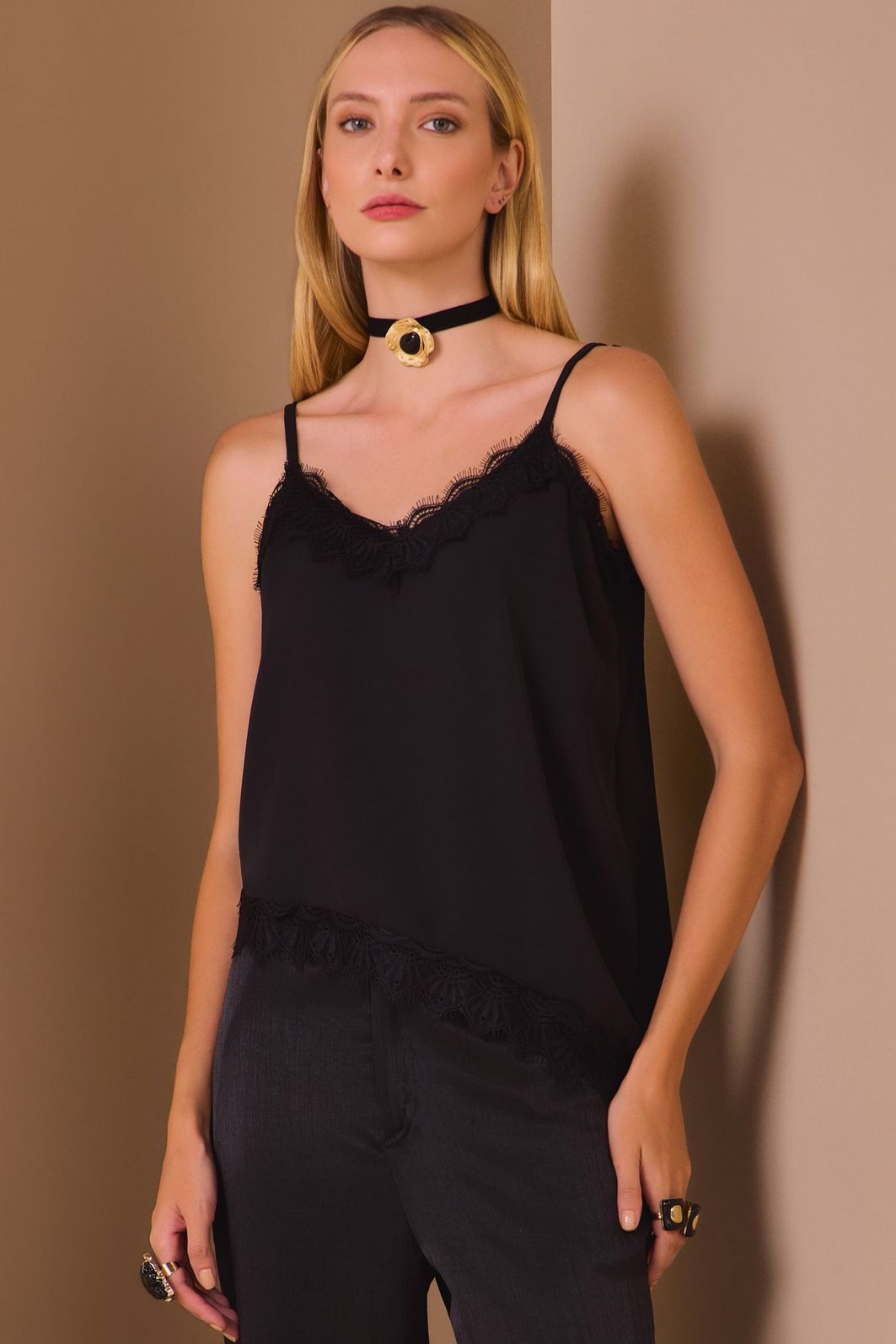 Blusa de alça assimétrica em crepe premium 98316 Linzzi Blusa de alça assimétrica em crepe premium 98316 Linzzi