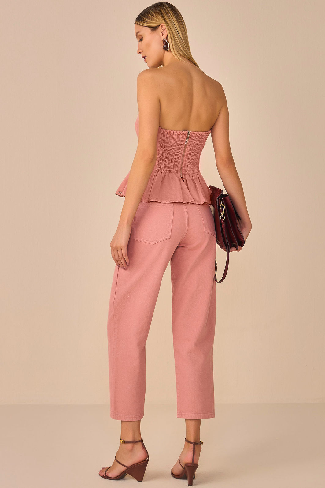Calça slouchy em sarja. Acompanha cinto 95270 Linzzi Calça slouchy em sarja. Acompanha cinto 95270 Linzzi