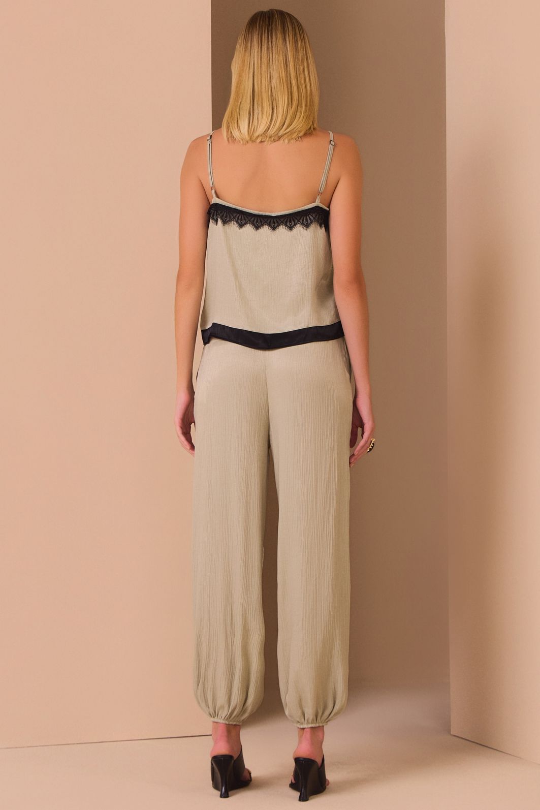 Calça oásis em crepe acetinado de viscose texturizado 99043 Linzzi Calça oásis em crepe acetinado de viscose texturizado 99043 Linzzi