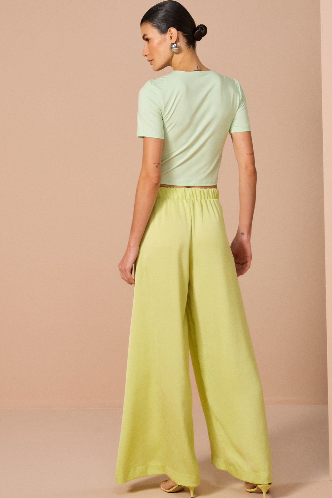 Blusa cropped com torção em malha delicate 82879 Linzzi Blusa cropped com torção em malha delicate 82879 Linzzi