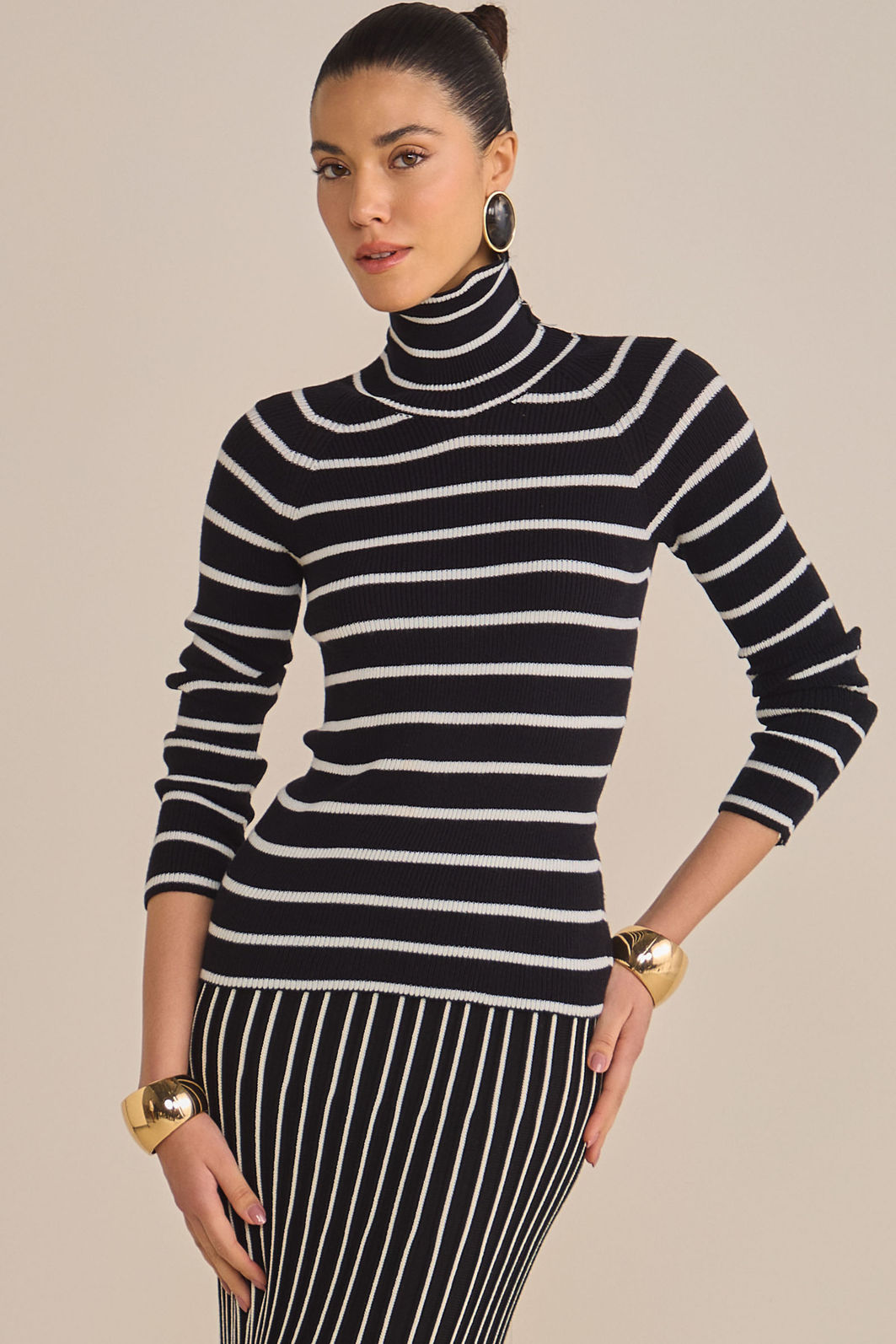 Blusa gola alta em tricô listrado 89052 Linzzi Blusa gola alta em tricô listrado 89052 Linzzi