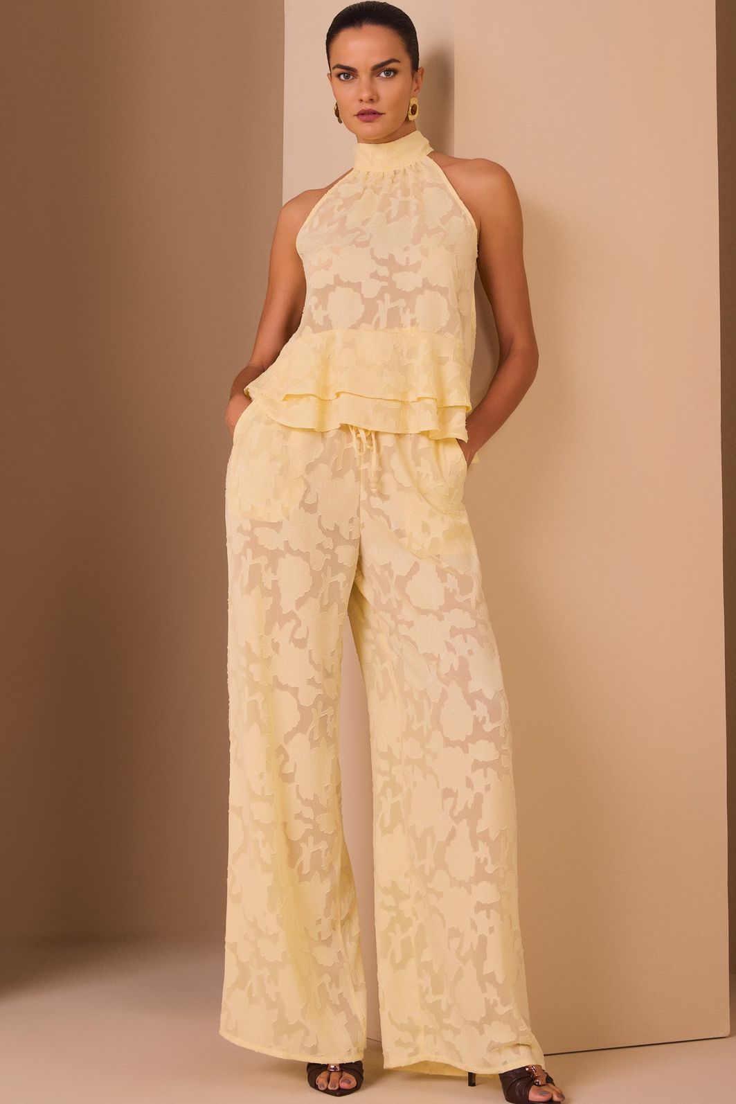 Calça pantalona em crepe de jacquard premium. Acompanha shorts forro em malha 98097 Linzzi Calça pantalona em crepe de jacquard premium. Acompanha shorts forro em malha 98097 Linzzi