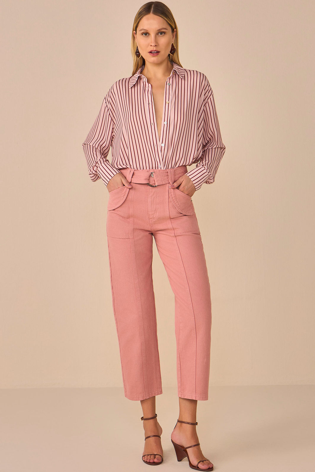 Calça slouchy em sarja. Acompanha cinto 95270 Linzzi Calça slouchy em sarja. Acompanha cinto 95270 Linzzi