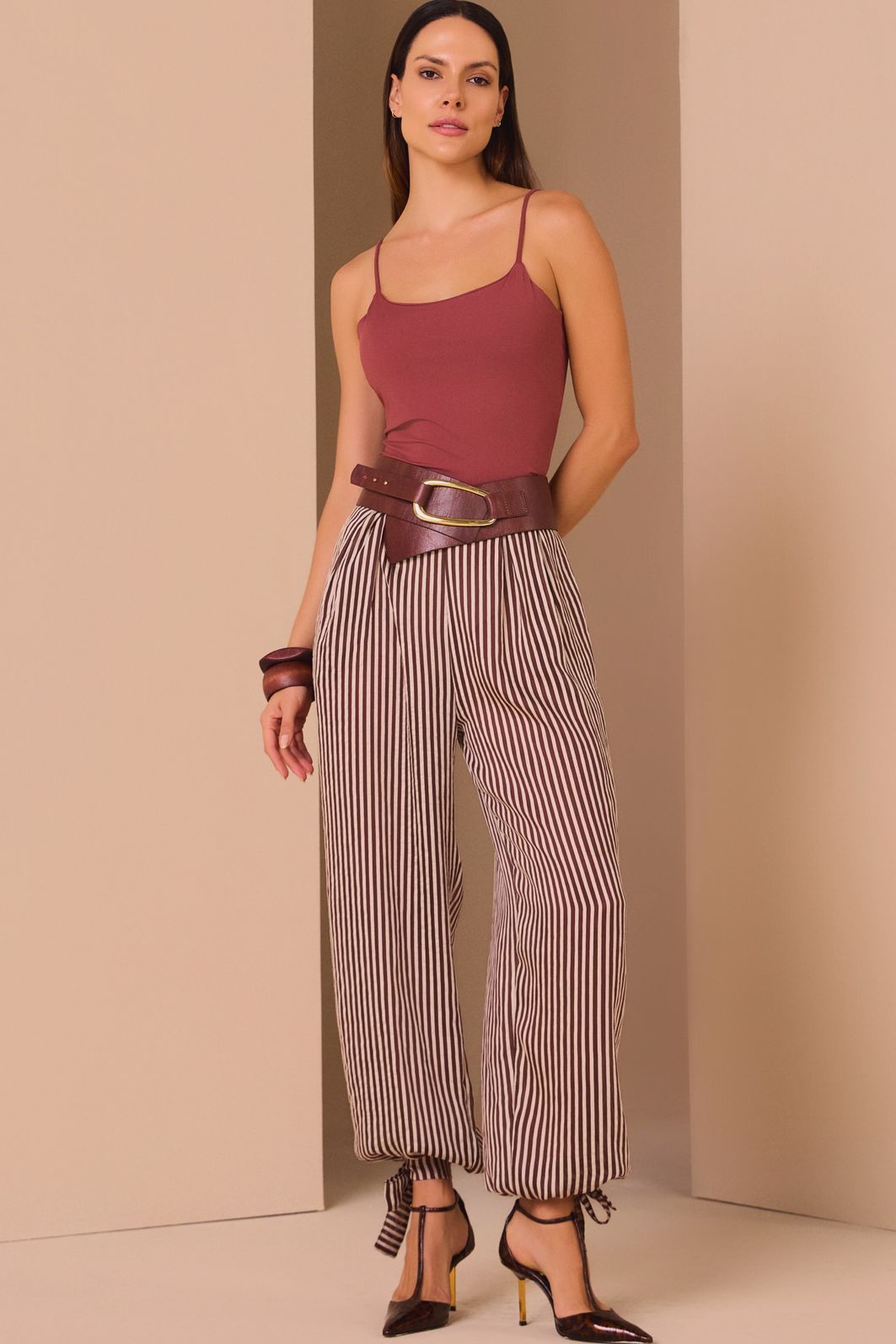 Calça oásis em tecido tencel premium listrado. Acompanha shorts forro em malha 98092 Linzzi Calça oásis em tecido tencel premium listrado. Acompanha shorts forro em malha 98092 Linzzi