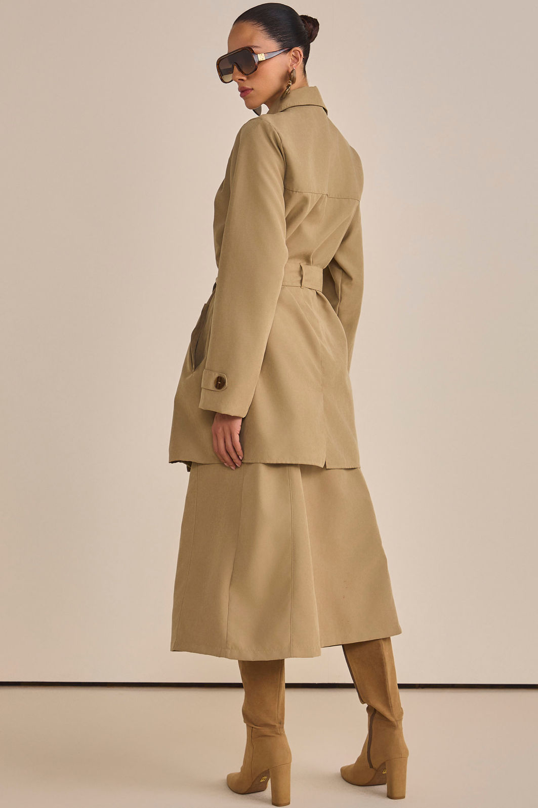 Trench coat em sarja leve com cinto 89856 Linzzi Trench coat em sarja leve com cinto 89856 Linzzi