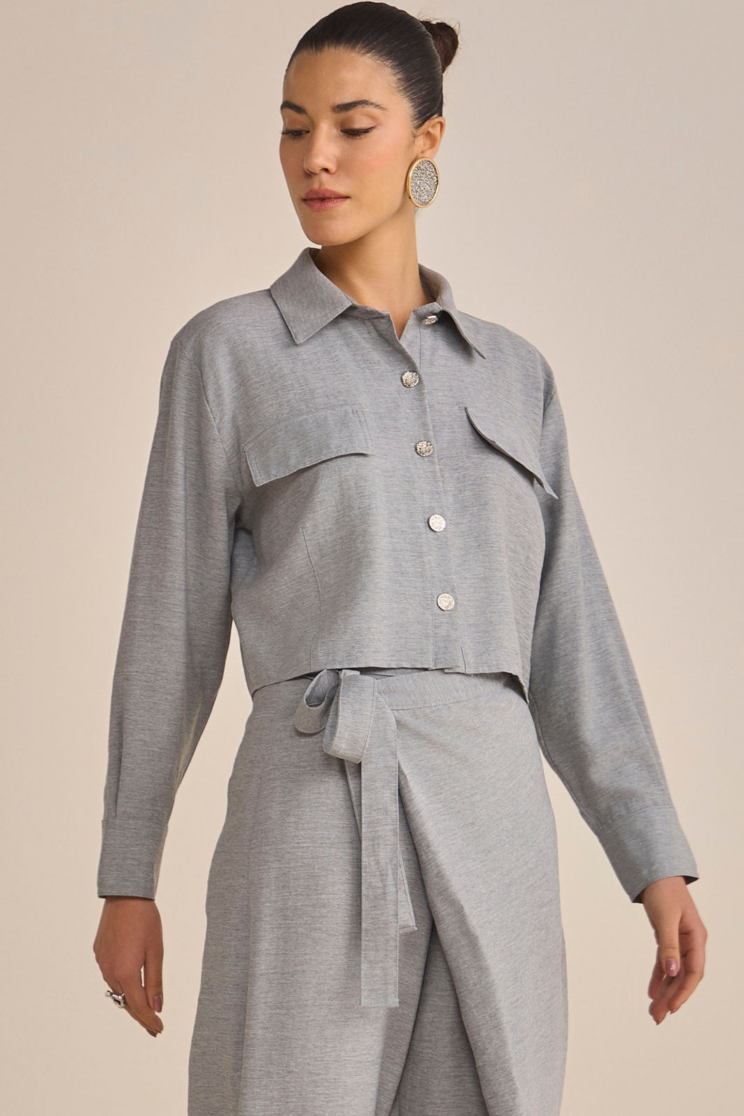Camisa cropped em tecido estilo alfaiataria 89080 Linzzi Camisa cropped em tecido estilo alfaiataria 89080 Linzzi